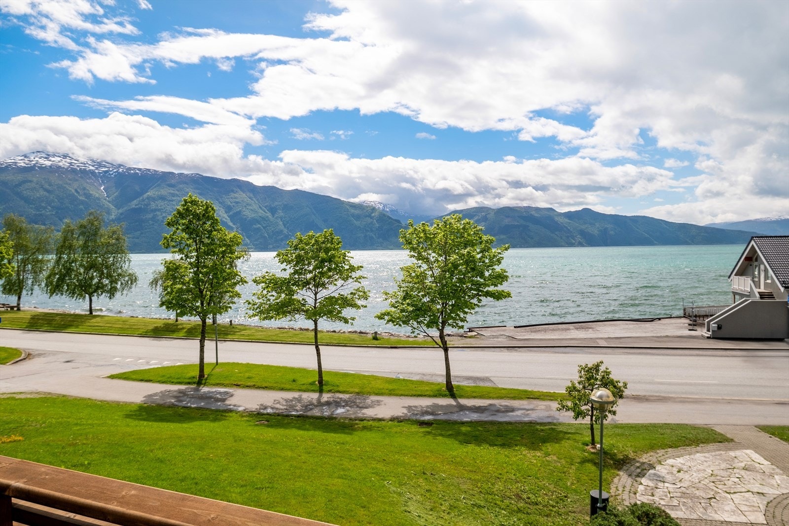 Her kan ein nyte særs gode solforhold og fri utsikt over fjorden og fjella rundt! Galleribilde