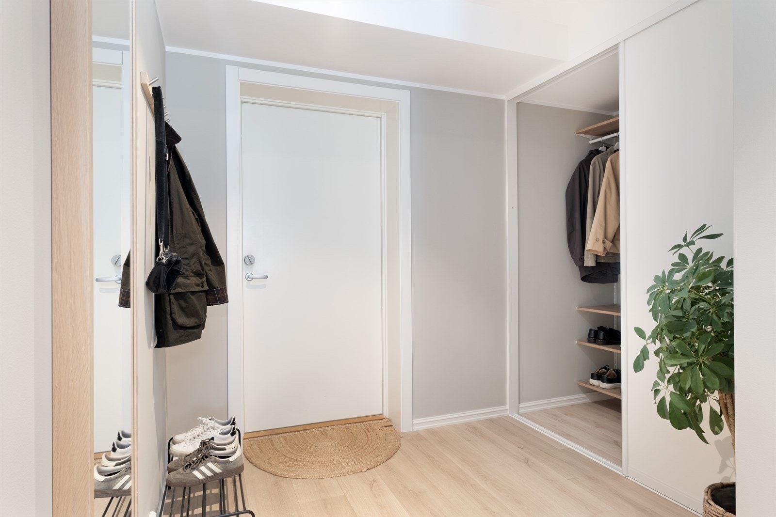 Romsleg skyvedørsgarderobe gir rikelig med oppbevaringsmoglegheiter. Galleribilde