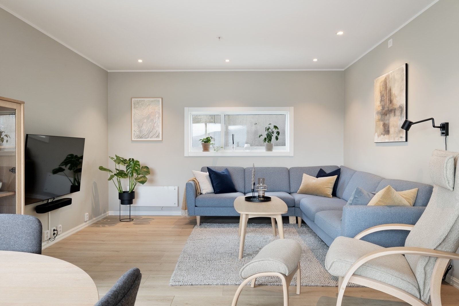 Rommet er måla i smakfulle og tidsriktige fargar, og har eit lyst og fint laminatgolv. Her er varmekablar i heile leilegheita, med unntak av soveromma. Galleribilde