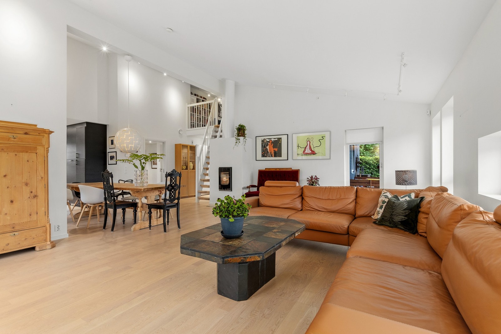 Stor stue. Trapp opp til hems. Hems benyttes som "loftstue" Galleribilde