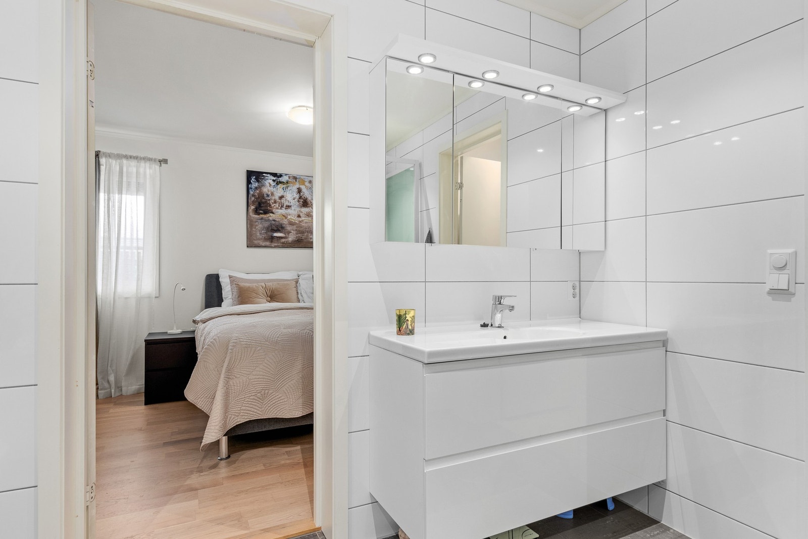 Inngang både fra gang og fra hovedsoverom til hovedbad. Galleribilde
