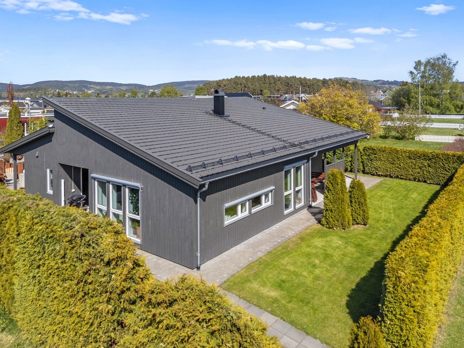 Hage. Det er lagt belegningsstein rundt hele huset. Galleribilde