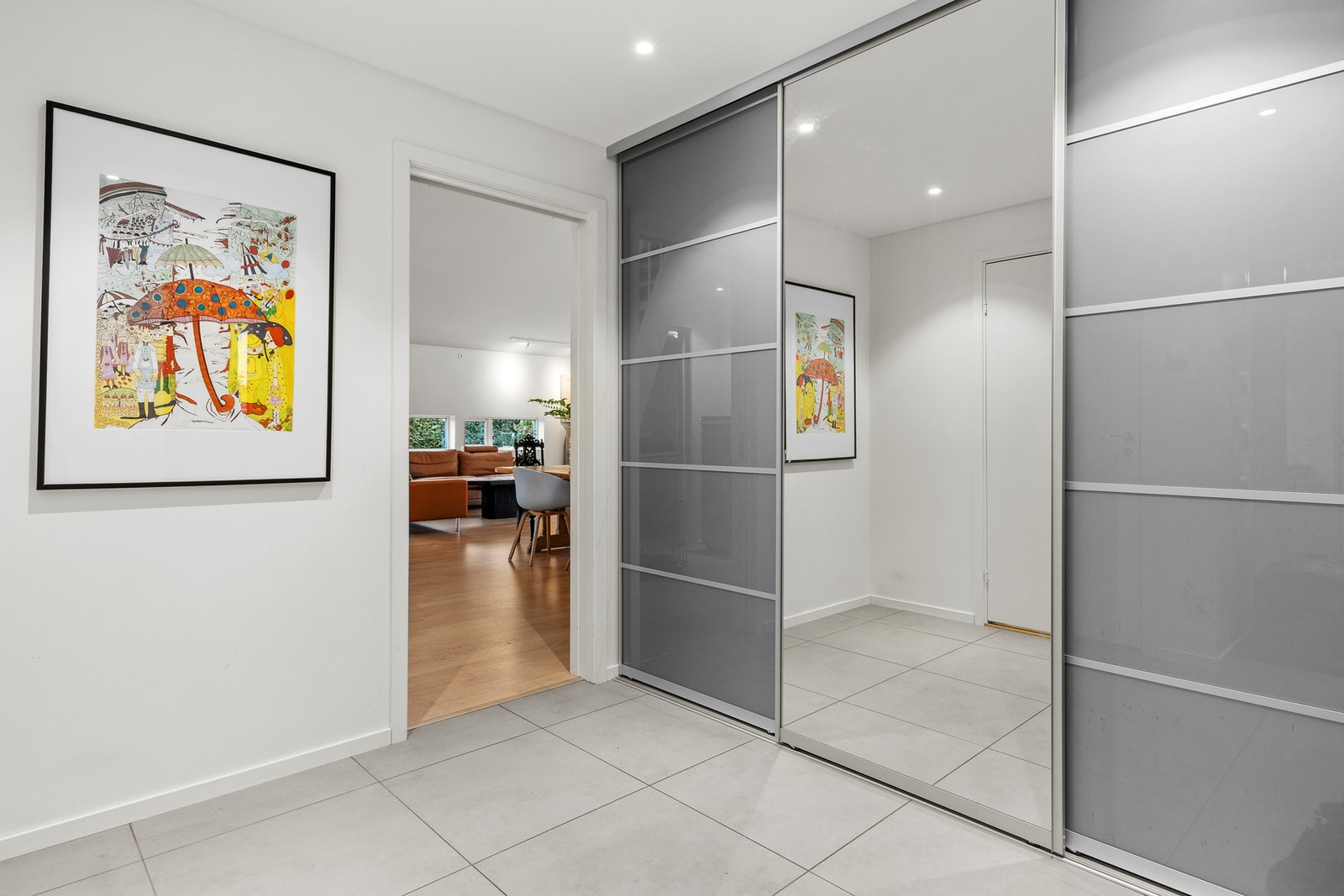 Hall/gang. Romslig skyvedørsgarderobe i forbindelse med inngangsparti. Galleribilde