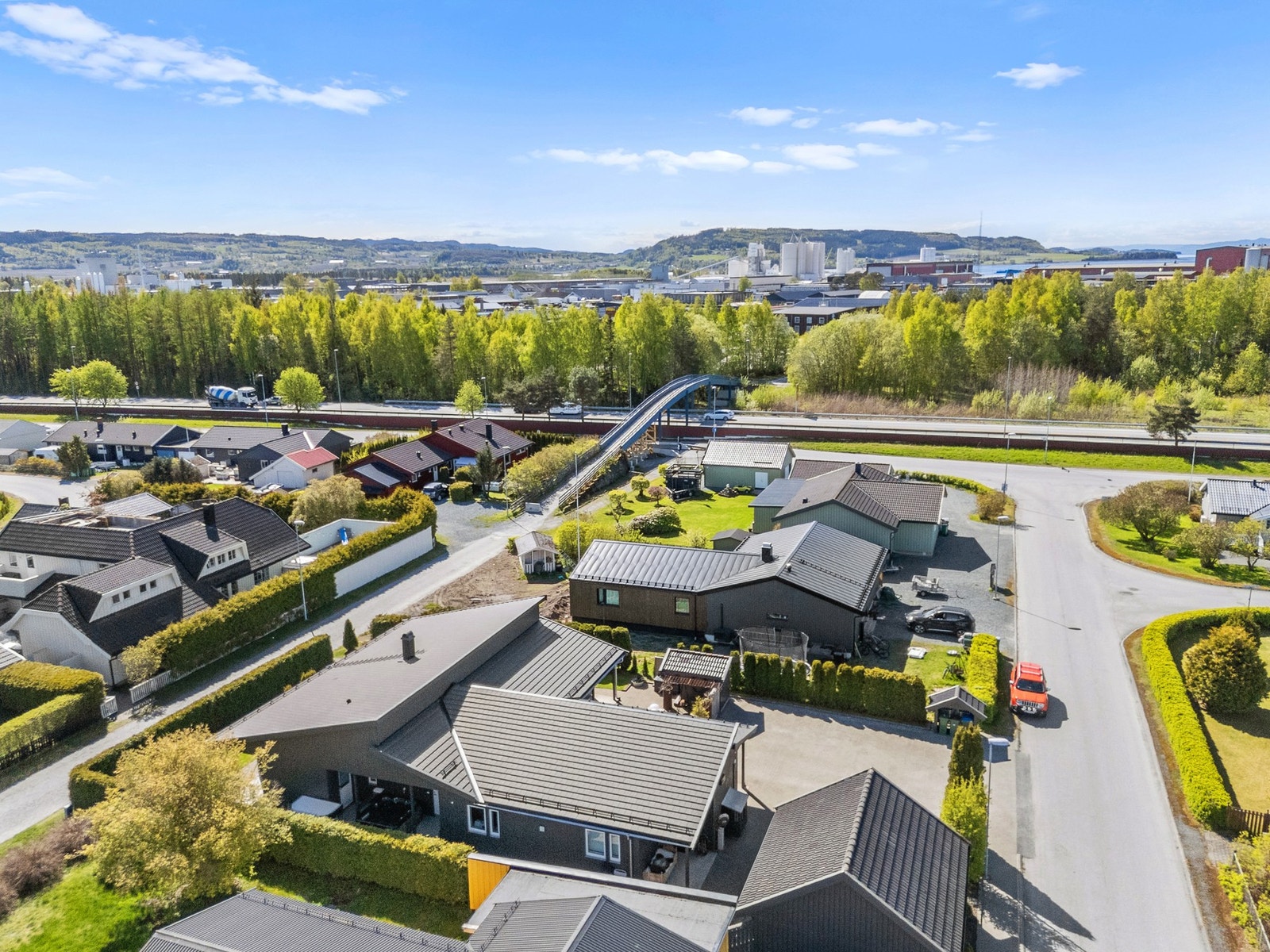 Eiendommen ligger sentralt på Ørmelen. Kort gangavstand over gangbru over til Ørin og Aker. Galleribilde