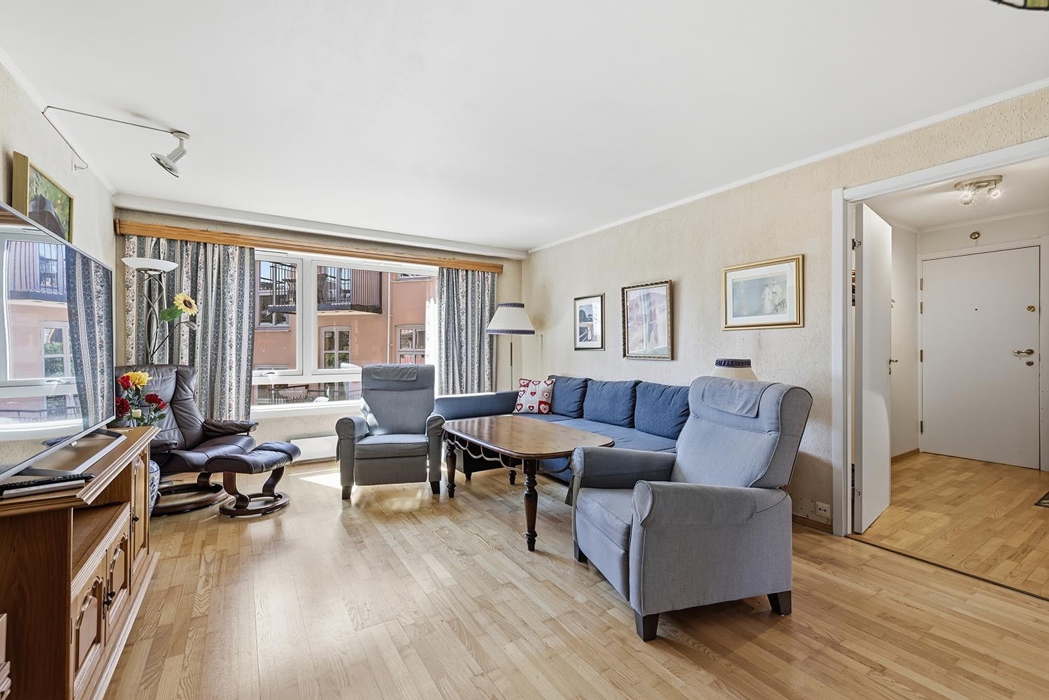 Meget romslig og lys stue med både sofagruppe og spiseplass. Galleribilde