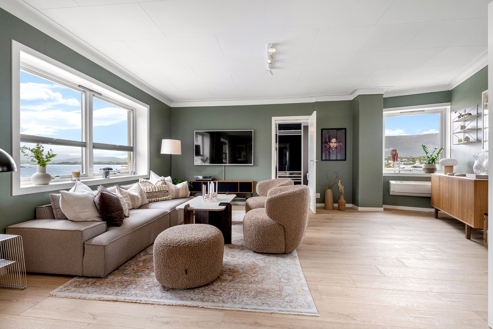 Leiligheten måler 88 m² (BRA-i) og består av åpen stue- og kjøkkenløsning, to soverom og bad. I tillegg medfølger en bod på 3 m² i kjelleren.
Foto: Stian Wiik Galleribilde