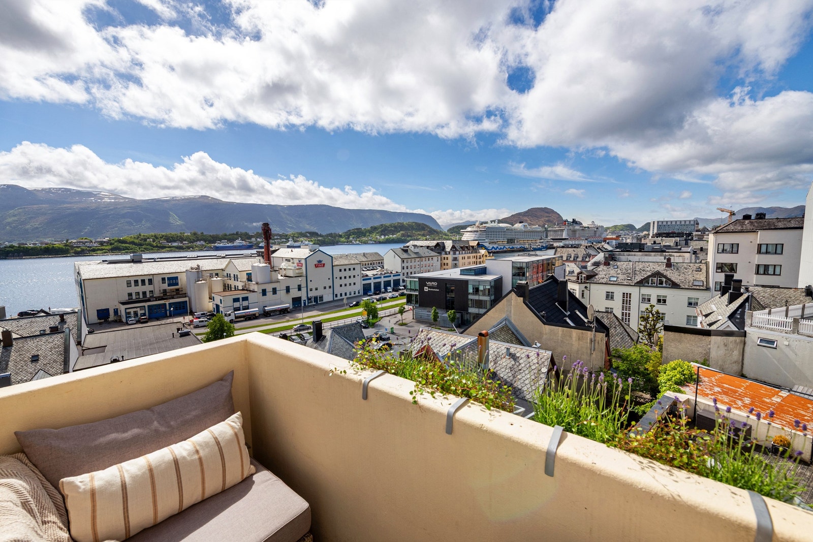 Fra den solrike verandaen kan du nyte flott utsikt, samtidig som du har kort gangavstand til alt bylivet i Ålesund har å by på.
Foto: Stian Wiik Galleribilde
