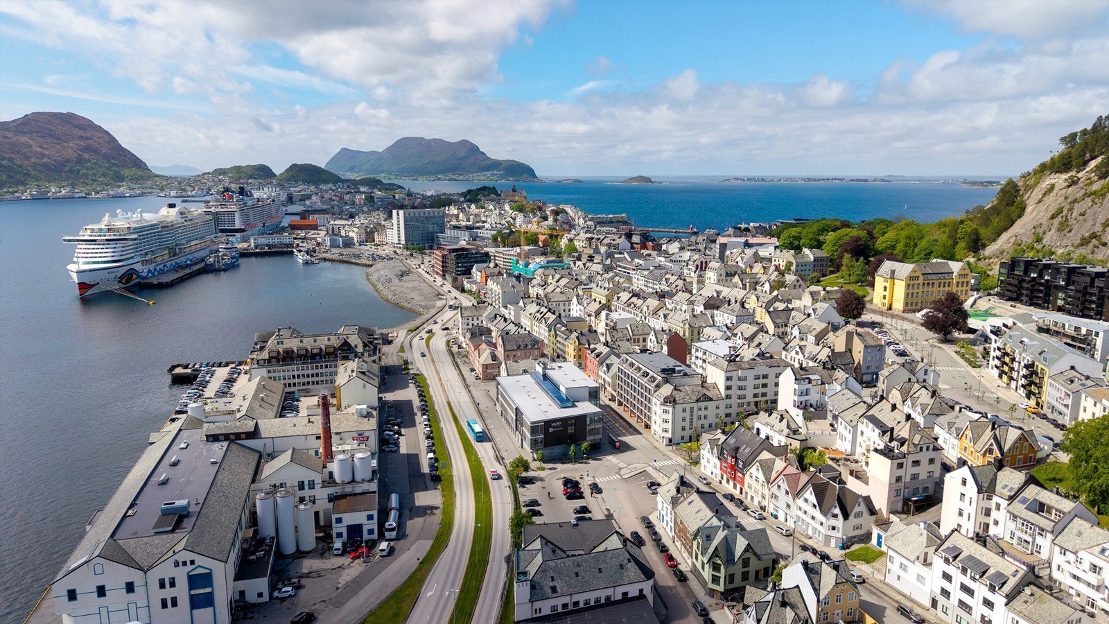 Leiligheten ligger sentralt til i Ålesund med kort gangavstand til Bybadet, Brosundet, Byparken og Aksla. Nært butikker, servering, skoler og gode kollektivtilbud med buss og hurtigbåt. Perfekt for et aktivt og urbant byliv. Galleribilde