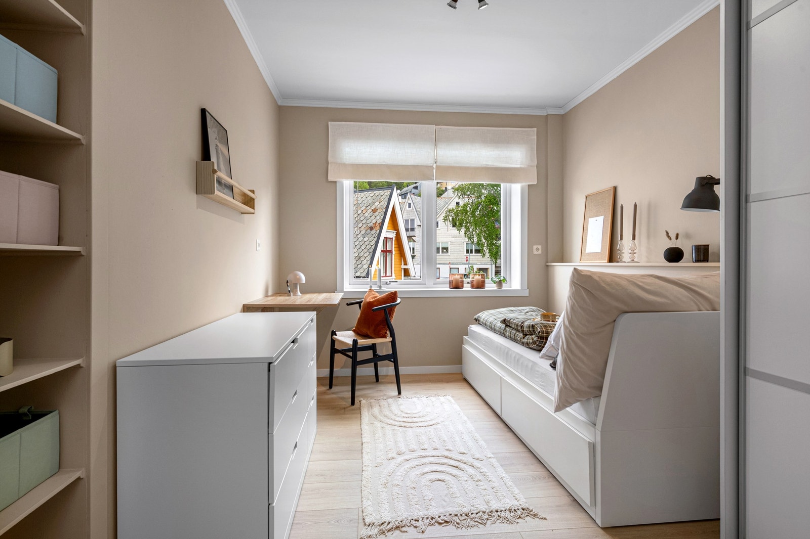 Soverom 2 er på ca. 10 m² med plass til seng og øvrig møblement Rommet er også utstyrt med en praktisk garderobeløsning og plassbygde hyller som gir gode oppbevaringsmuligheter. Galleribilde