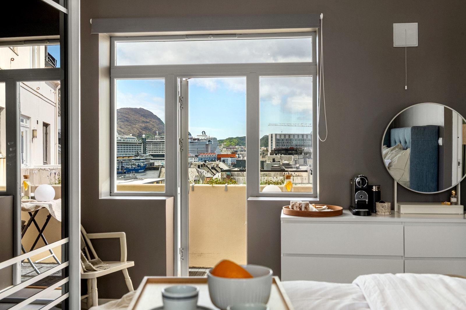 Fra soverommet har man utgang til en hyggelig veranda med fantastisk utsikt utover bysentrum, perfekt for å nyte rolige morgener eller sene sommerkvelder. Galleribilde