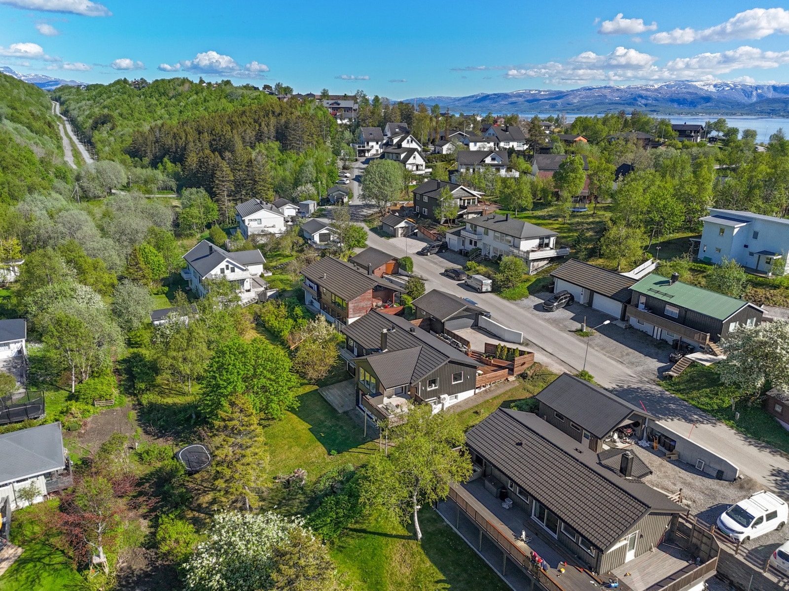 Alstad barne- og ungdomsskole ligger kun en kort spasertur unna, ca. 1,1 km fra boligen. Galleribilde