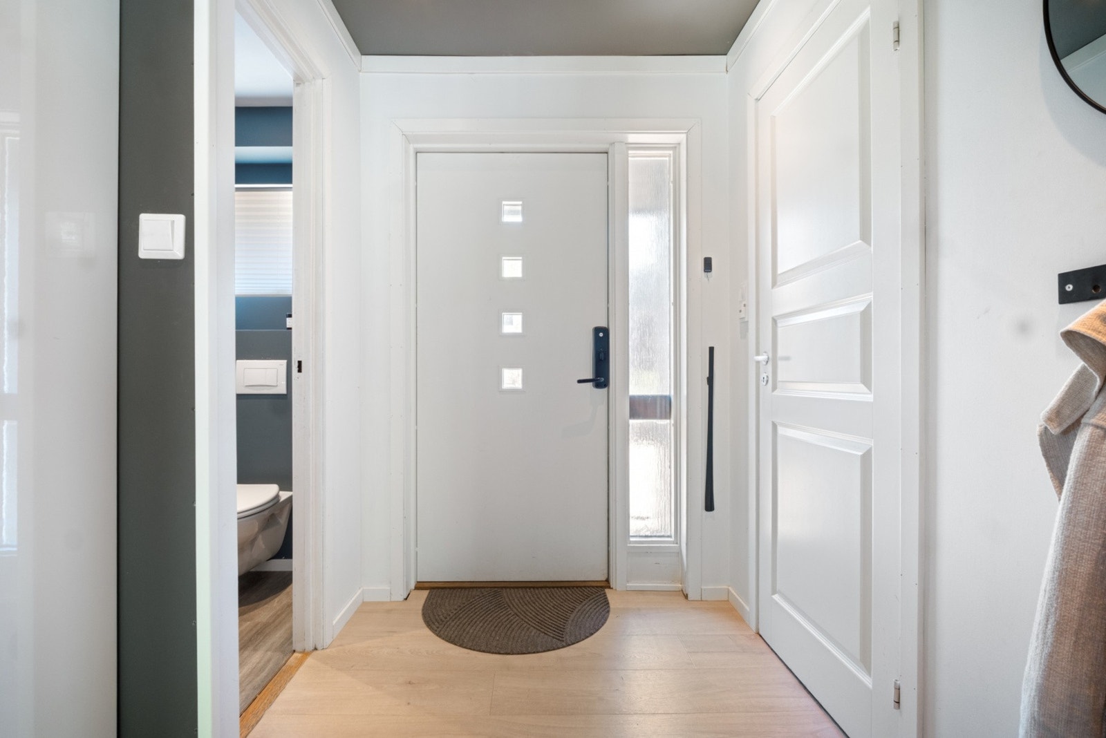 Entréen har en ny hoveddør fra 2014 og laminat på gulvet. Galleribilde