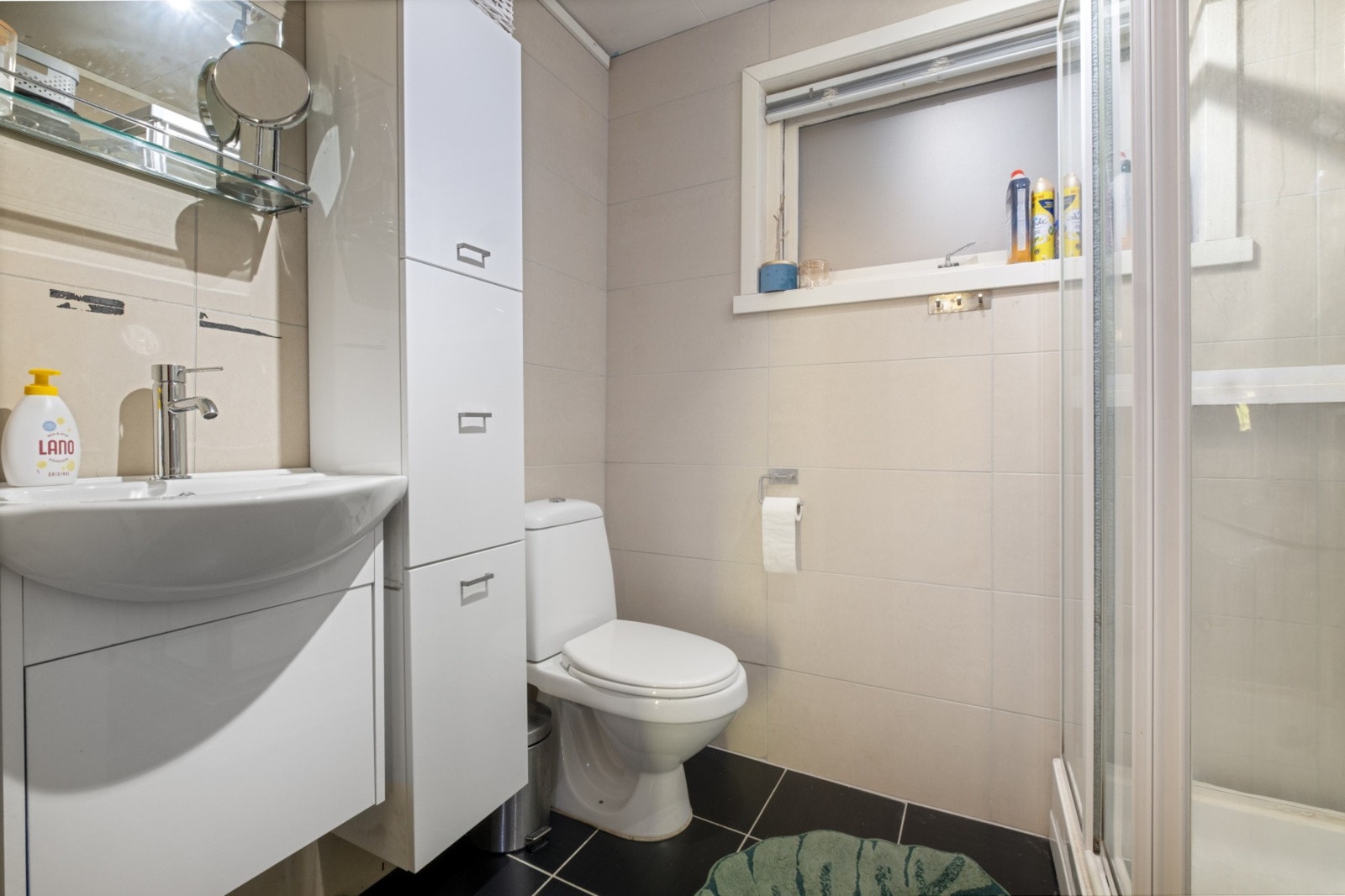 Badet i sokkelleiligheten ble renovert i 2012 og har flislagt gulv med elektriske varmekabler. Galleribilde