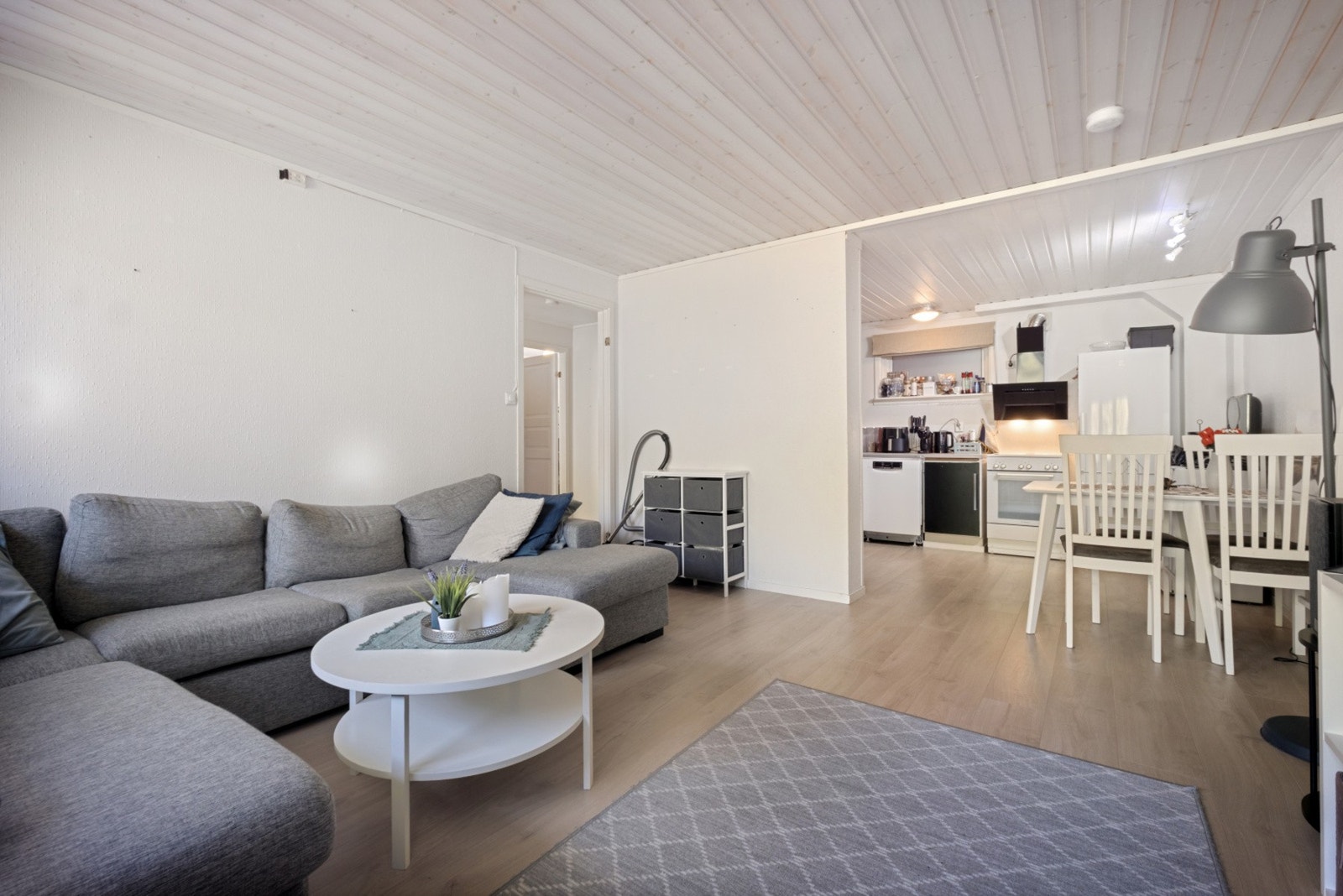 Sokkelleiligheten har en praktisk planløsning med stue og åpen kjøkkenløsning. Galleribilde