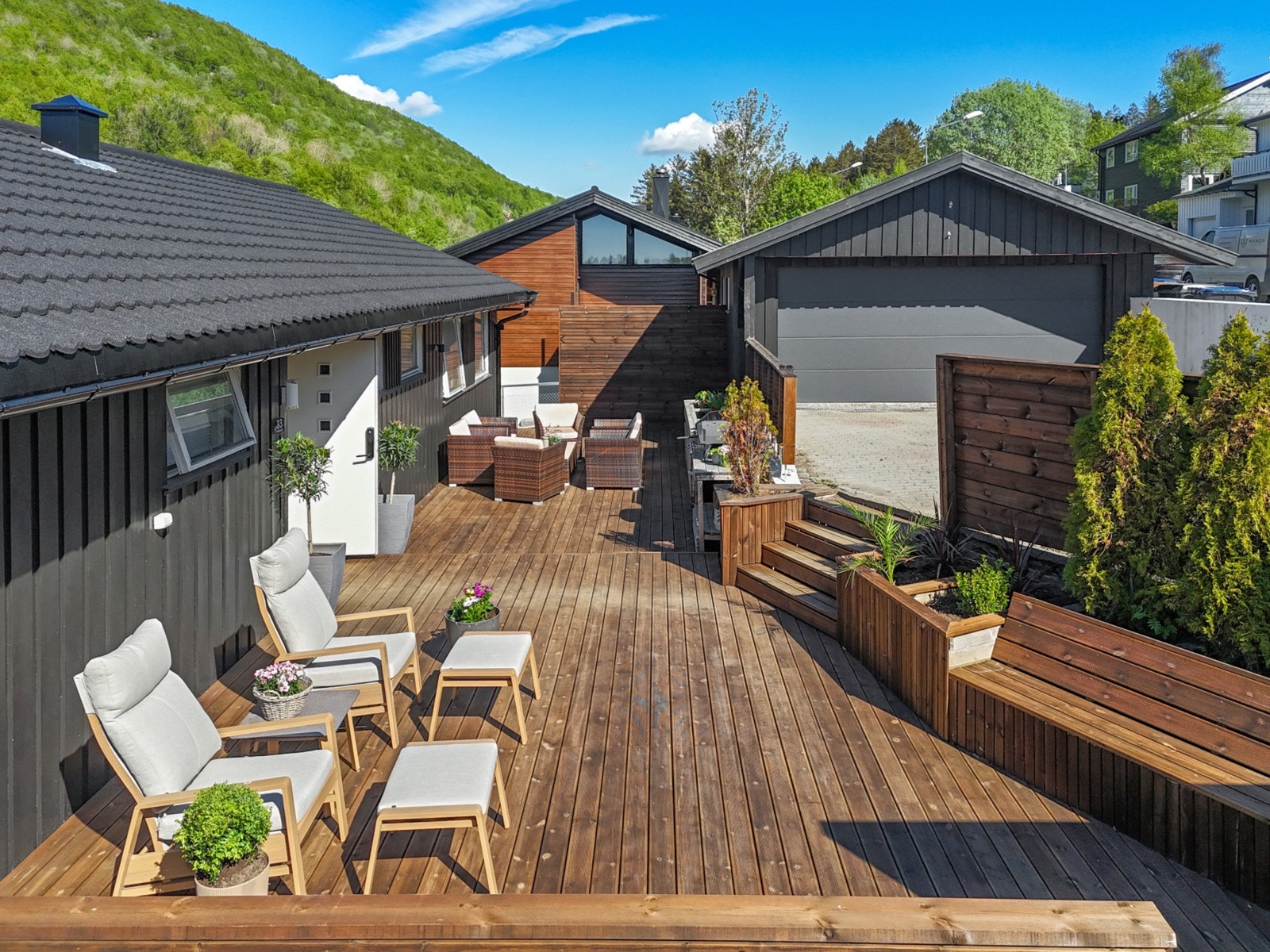 En innholdsrik enebolig med egen sokkelleilighet og en stor markterrasse på forsiden. Galleribilde