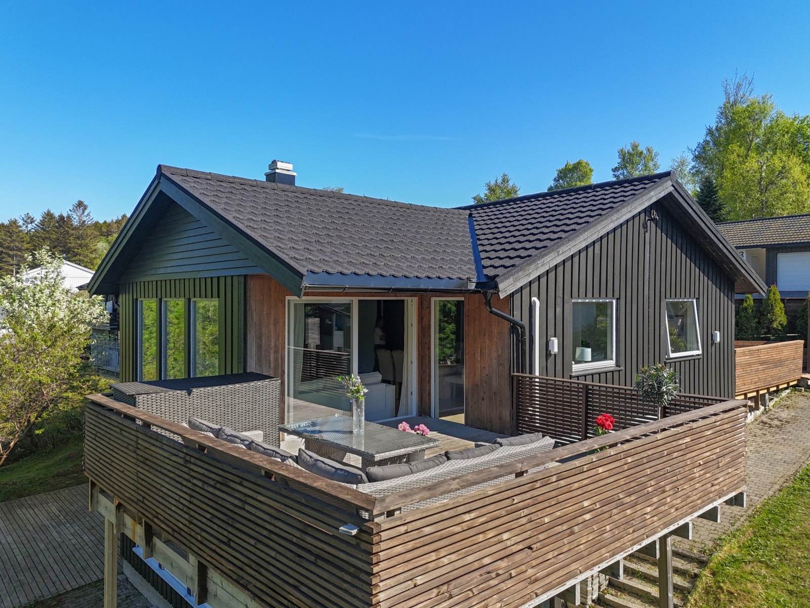 Boligen har flere uteplasser, inkludert en romslig veranda med utgang fra stuen. Galleribilde