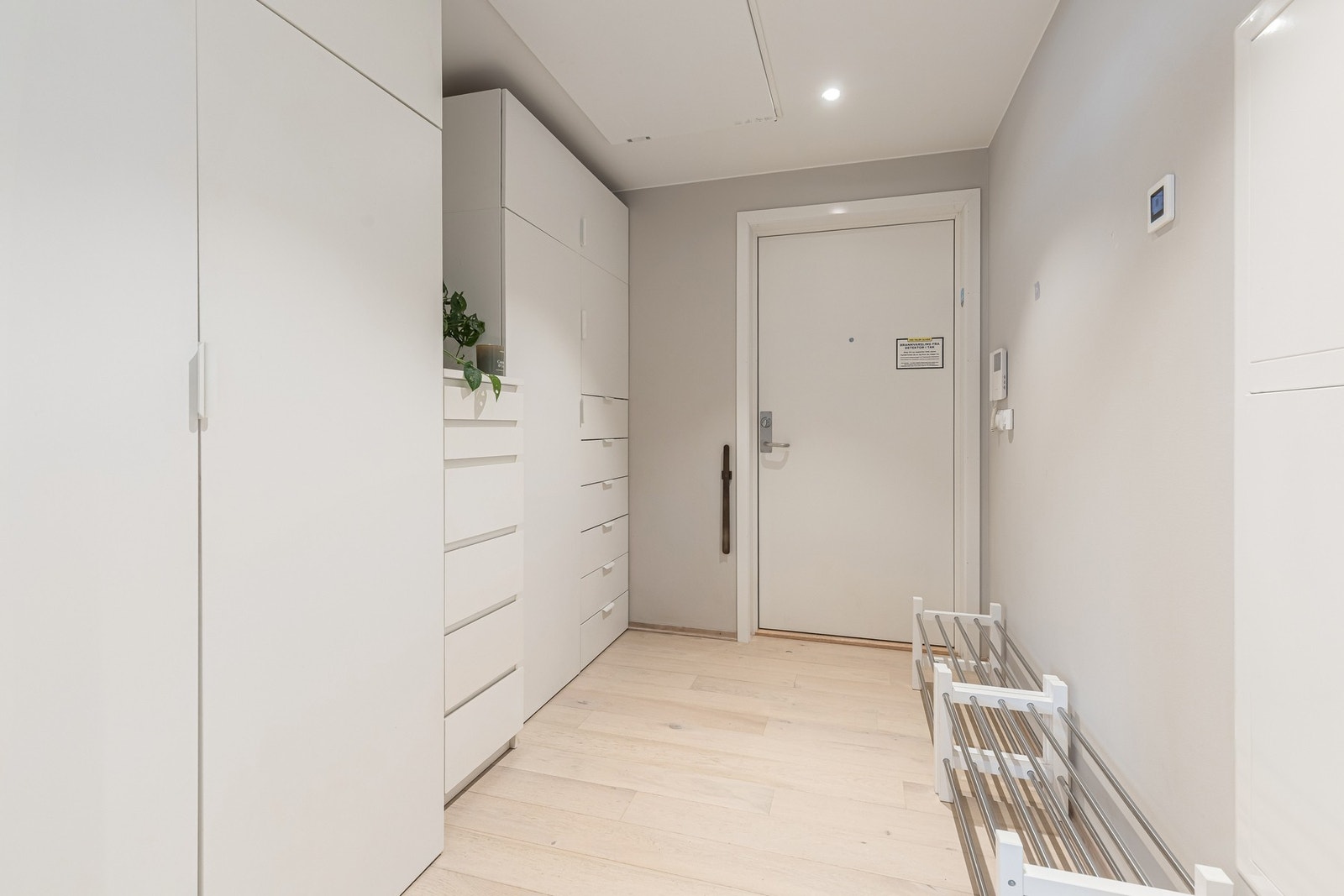 Innbydende inngangsparti med god plass til oppbevaring og legge fra seg sko Galleribilde