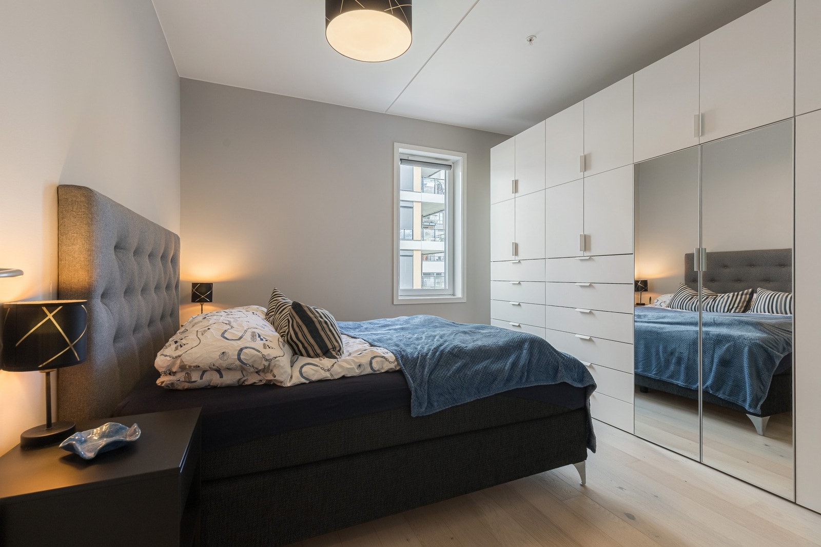 Leiligheten har to lyse og innbydende soverom med gode møbleringsmuligheter og moderne overflater i rolige fargetoner. Hovedsoverommet er romslig og har god plass til dobbeltseng, nattbord og garderobeløsning. Galleribilde