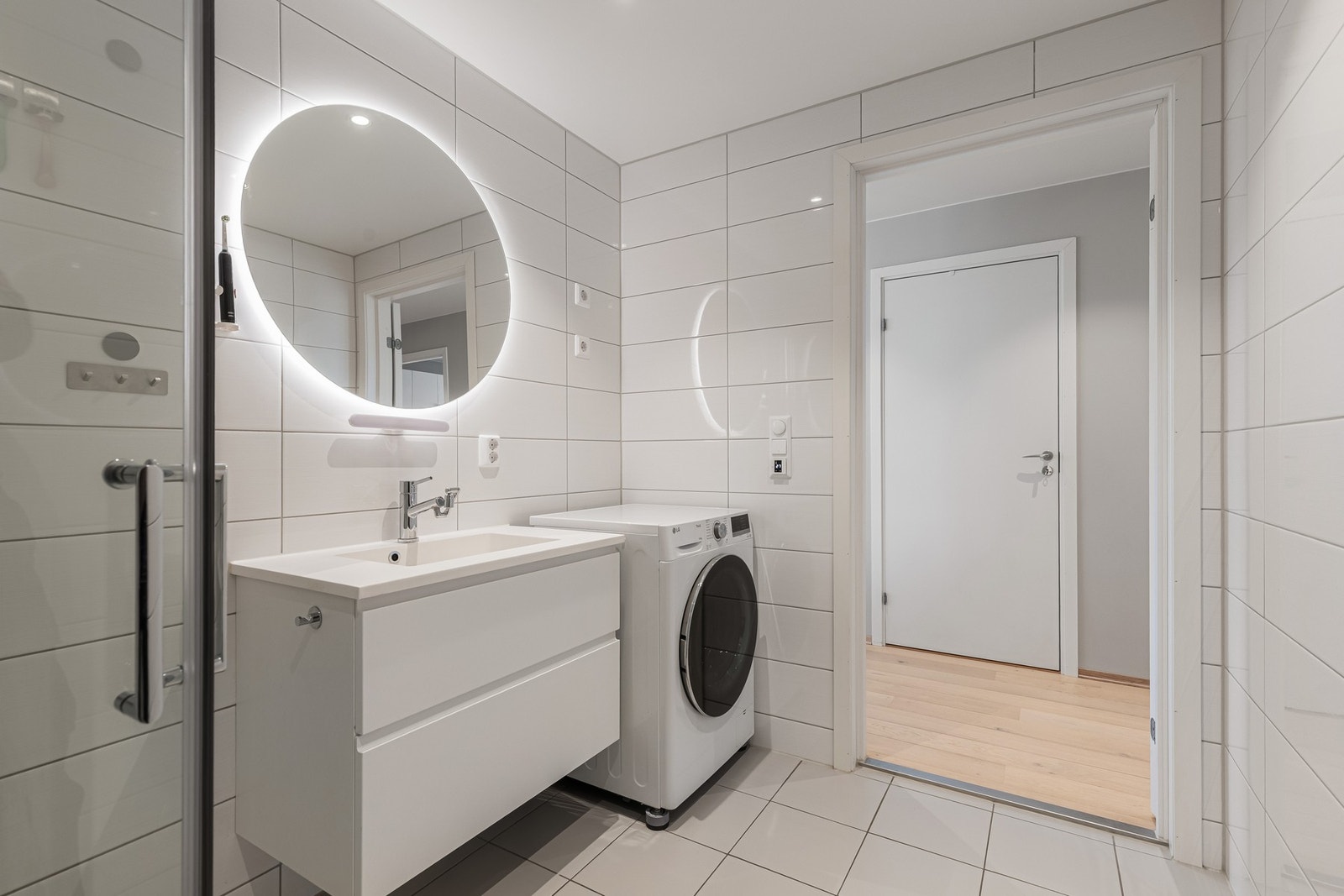 Badet er utstyrt med varmekabler i gulvet som gir behagelig komfort året rundt. Innredningen består av servant med underskap og god oppbevaringsplass, samt speil med integrert belysning. Galleribilde