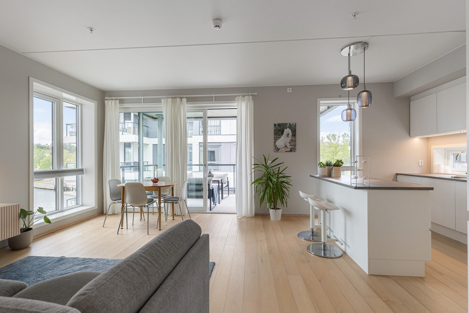 Leiligheten har en lys og romslig stue med store vindusflater som slipper inn rikelig med naturlig lys og gir flott utsikt mot nærområdet og sjøen. Galleribilde