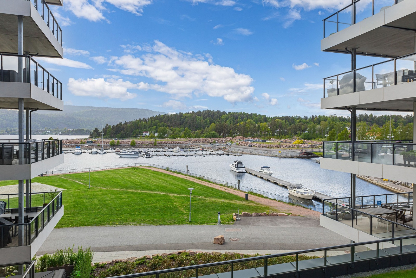 Leiligheten ligger flott til på Nordre Jarlsberg Brygge, som er et unikt boligområde plassert langs havnepromenaden i Sande, i Holmestrand kommune. Galleribilde