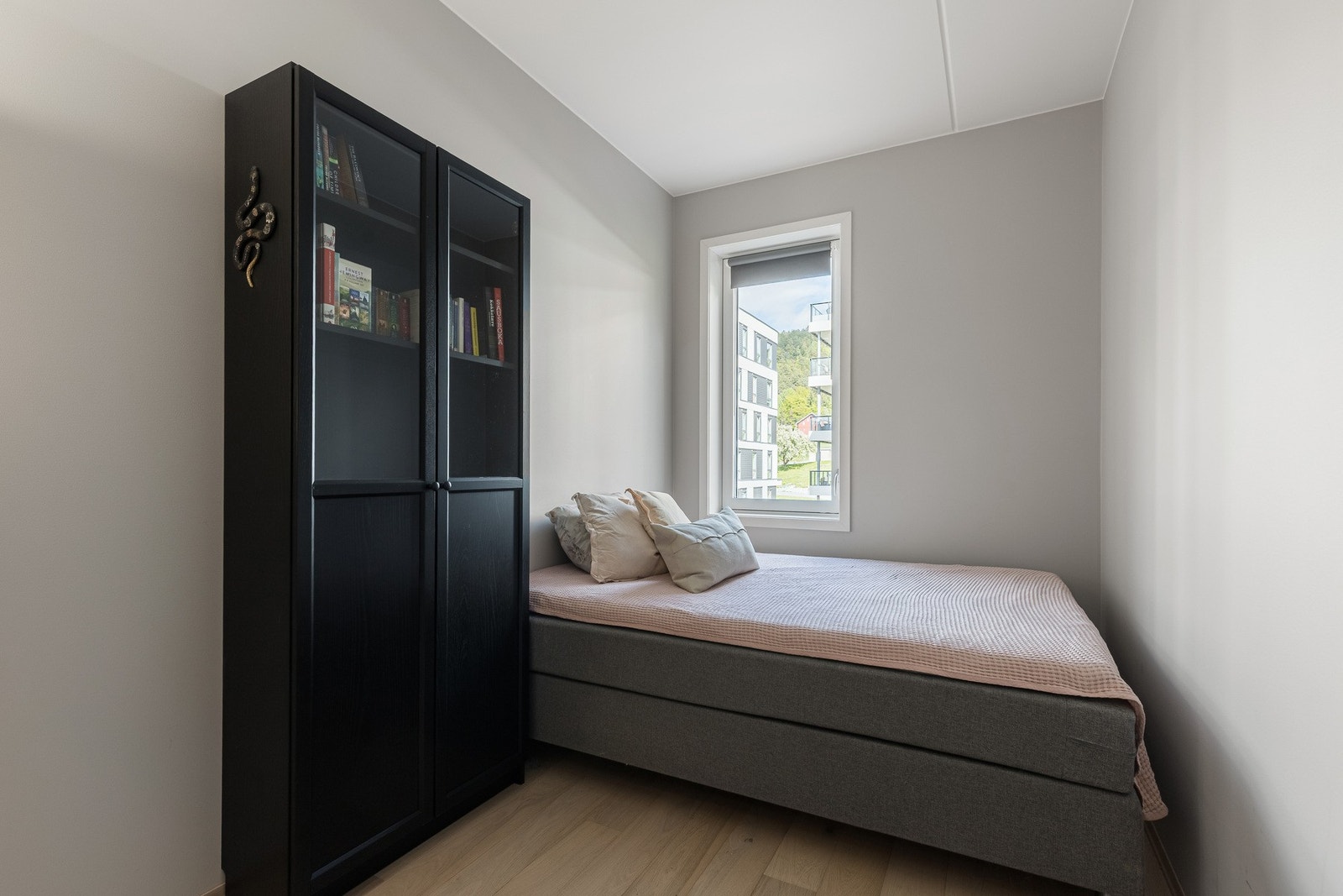 Det andre soverommet passer perfekt som barnerom, gjesterom eller hjemmekontor. Rommet har plass til seng og garderobe, og fremstår lyst og trivelig med vindu som slipper inn godt med dagslys. Begge soverommene har parkett på gulv og malte veggflater som Galleribilde