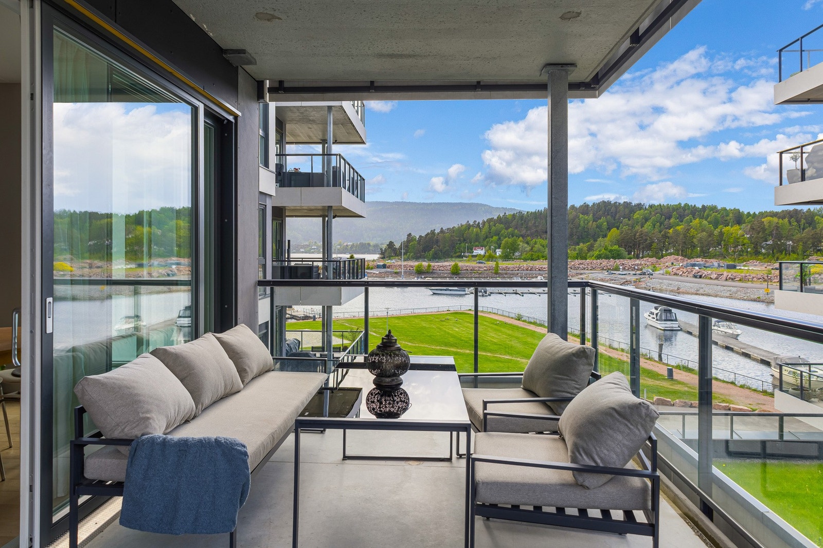 Leiligheten har en solrik terrasse på hele 18 kvm som inviterer til både hyggelige sammenkomster og rolige stunder. Her er det god plass til variert utemøblement, som spisebord, loungegruppe eller solsenger. Galleribilde