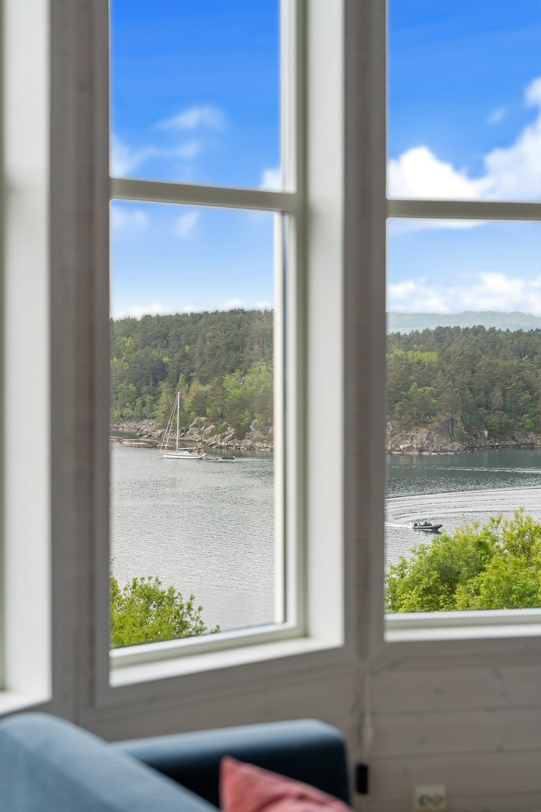 Et levende bilde av båtlivet og naturen rett utenfor vinduet. Galleribilde