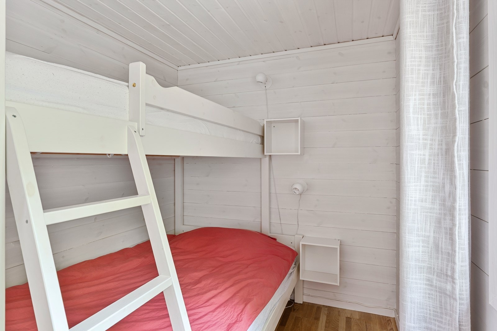 Det andre soverommet i første etasje er praktisk innredet med køyeseng. Galleribilde