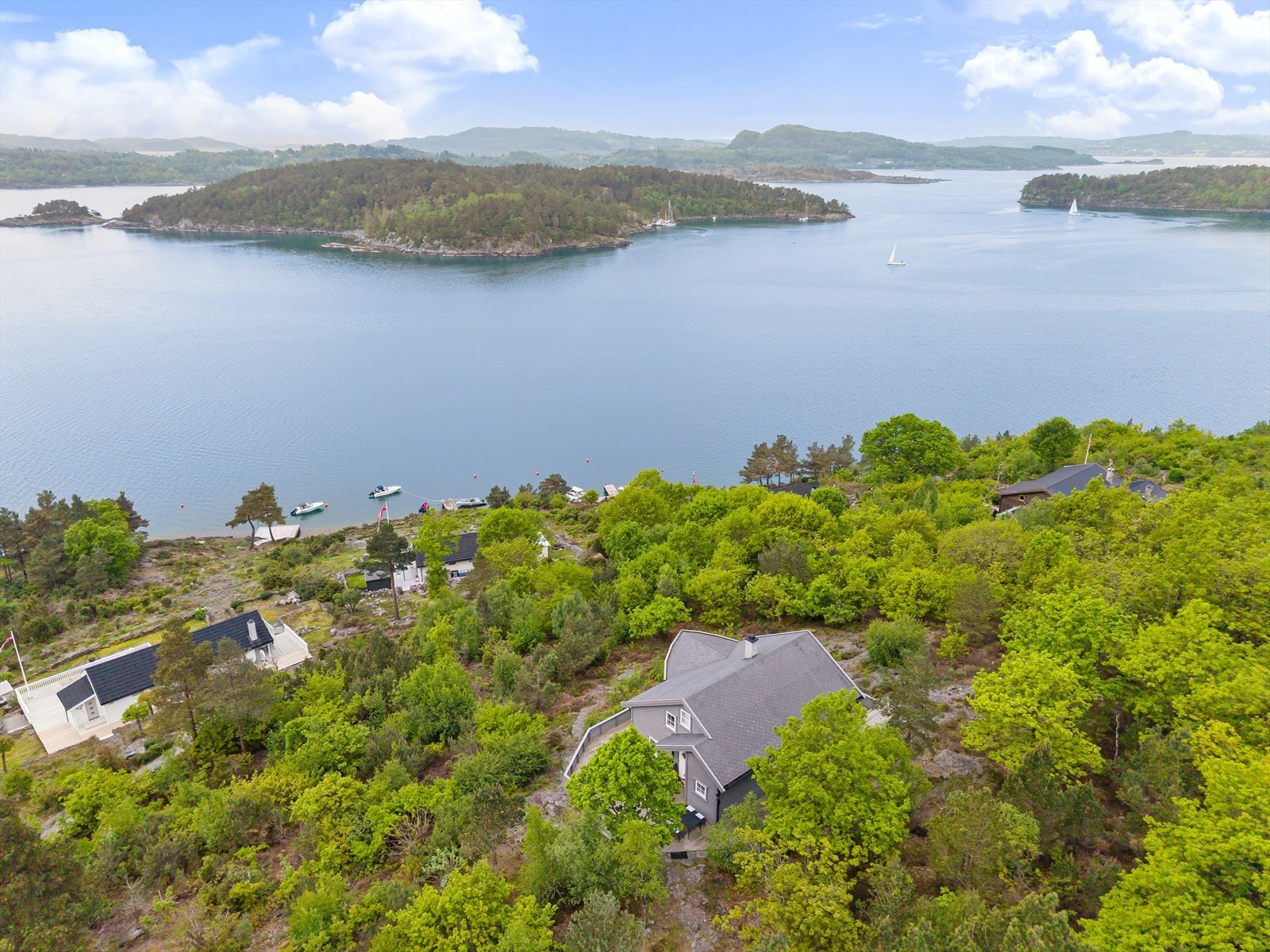 Et flott utgangspunkt for å utforske skjærgården og fjordlandskapet. Galleribilde
