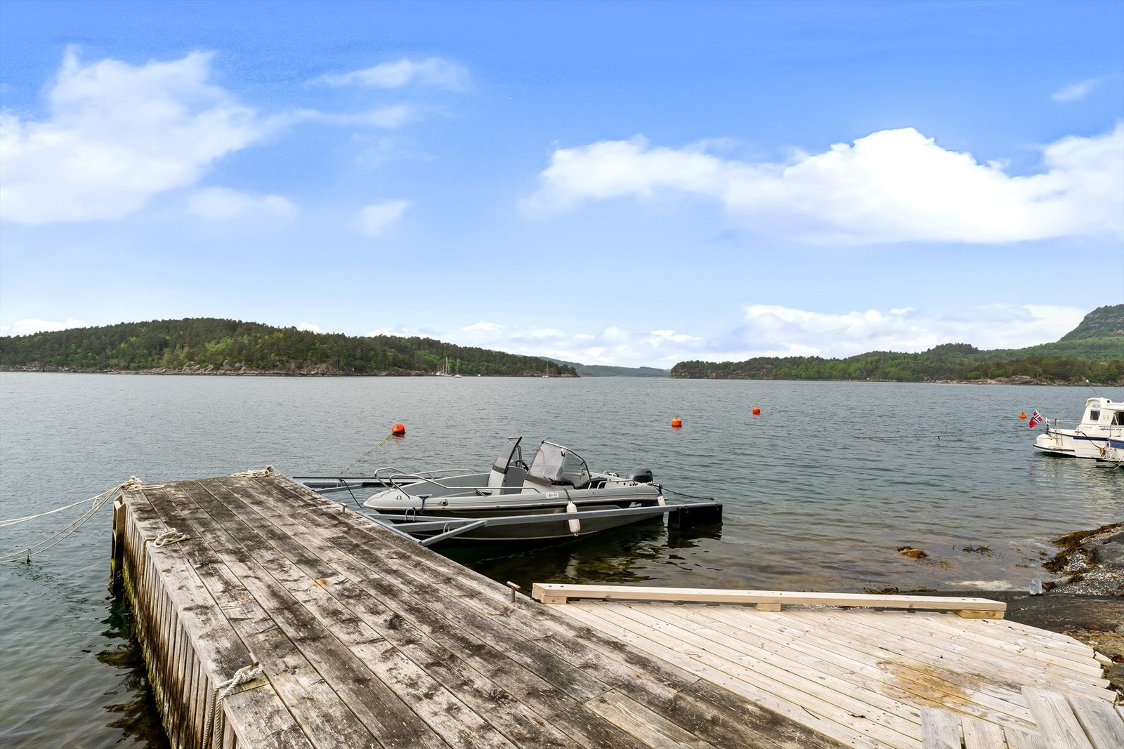 Fra bryggen er det enkelt å komme seg ut på fjorden for båtturer og fiske. Galleribilde