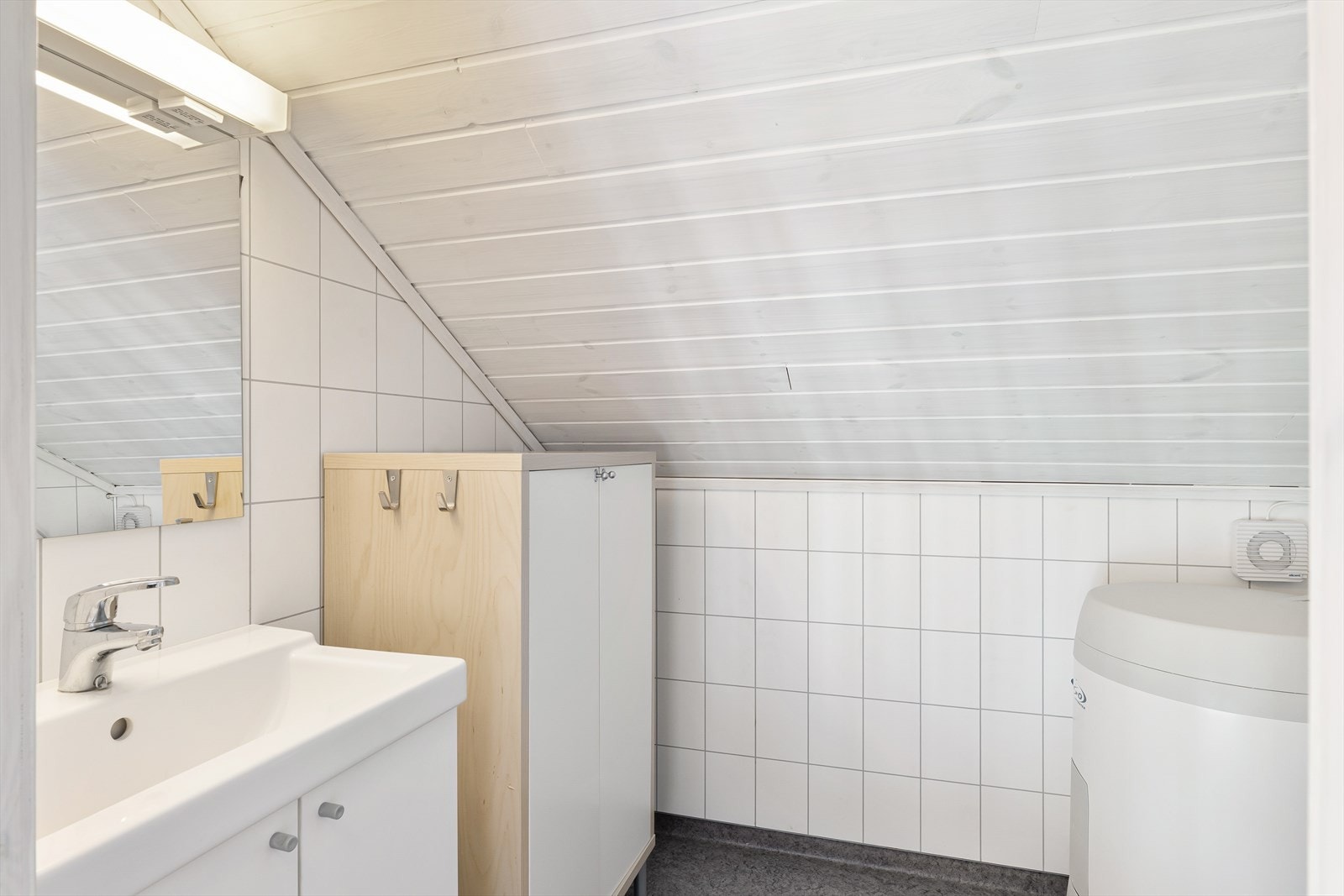 Toalettrom på loftet med toalett og servant. Galleribilde