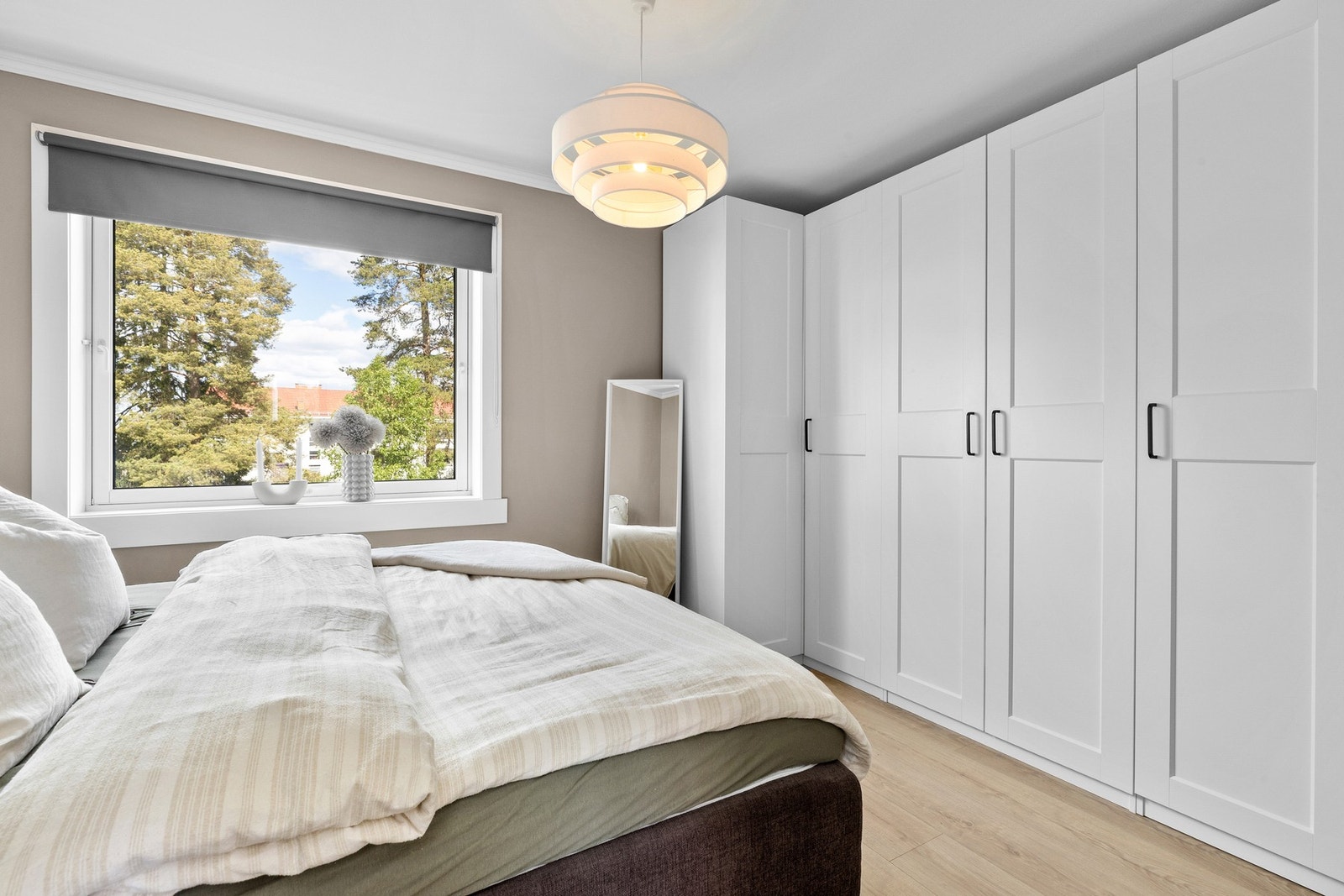 Hovedsoverommet er innredet med praktiske garderobeskap. Galleribilde