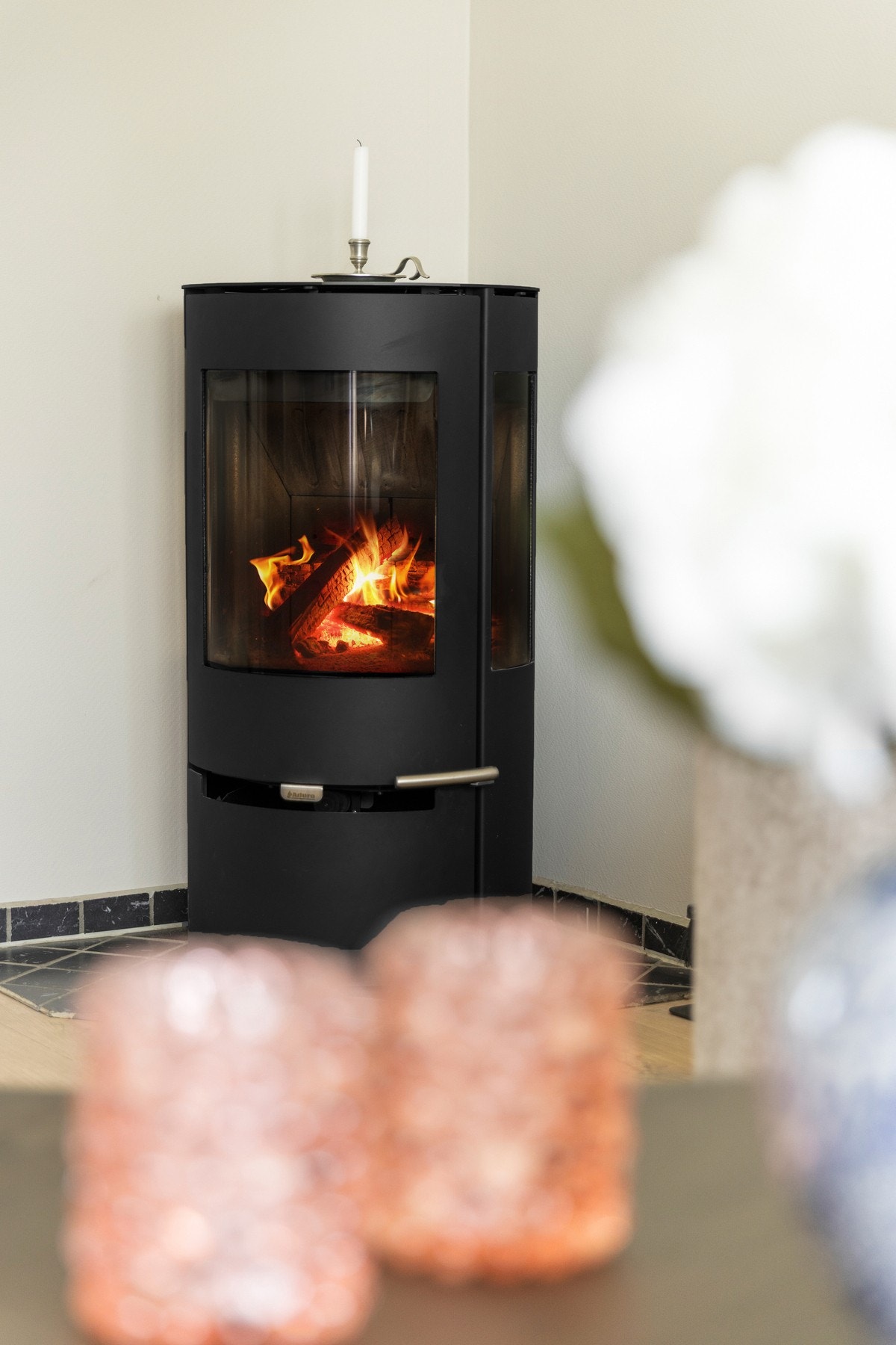 En nyere frittstående vedovn med flammeinnsyn bidrar til ekstra varme og hygge på kjølige dager. Galleribilde