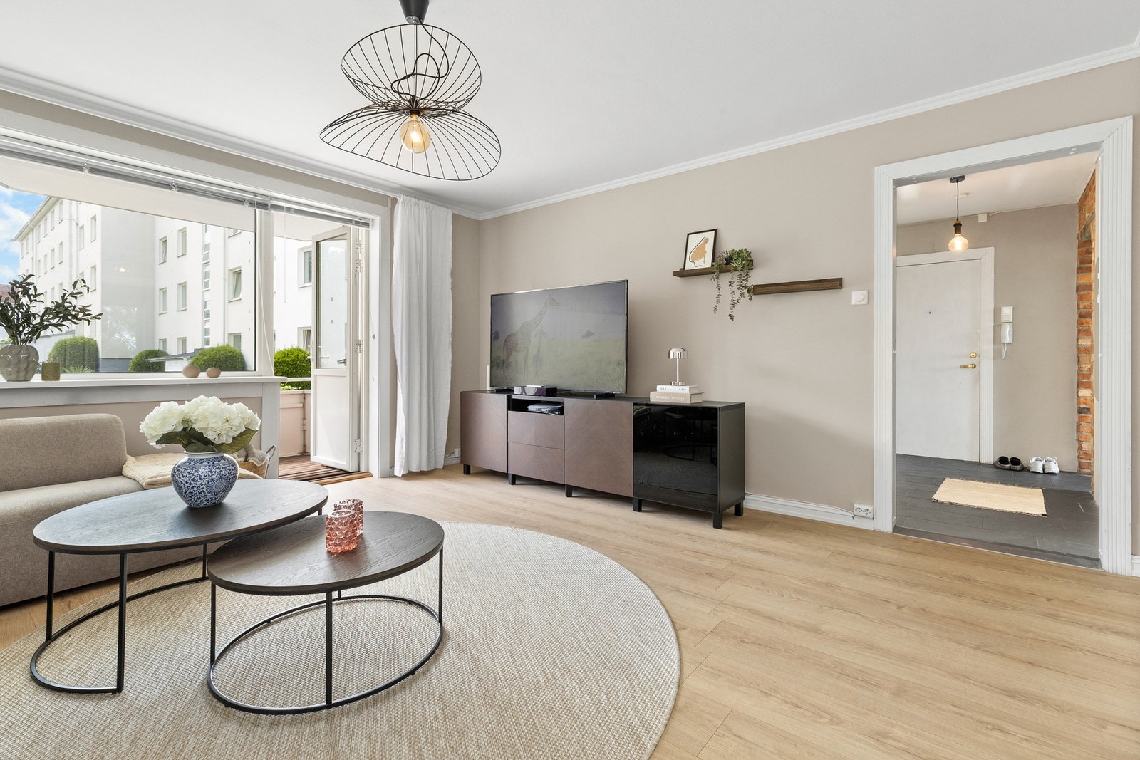 Veggene er malt i moderne, tidsriktige farger og gulvet er belagt med laminat. Galleribilde