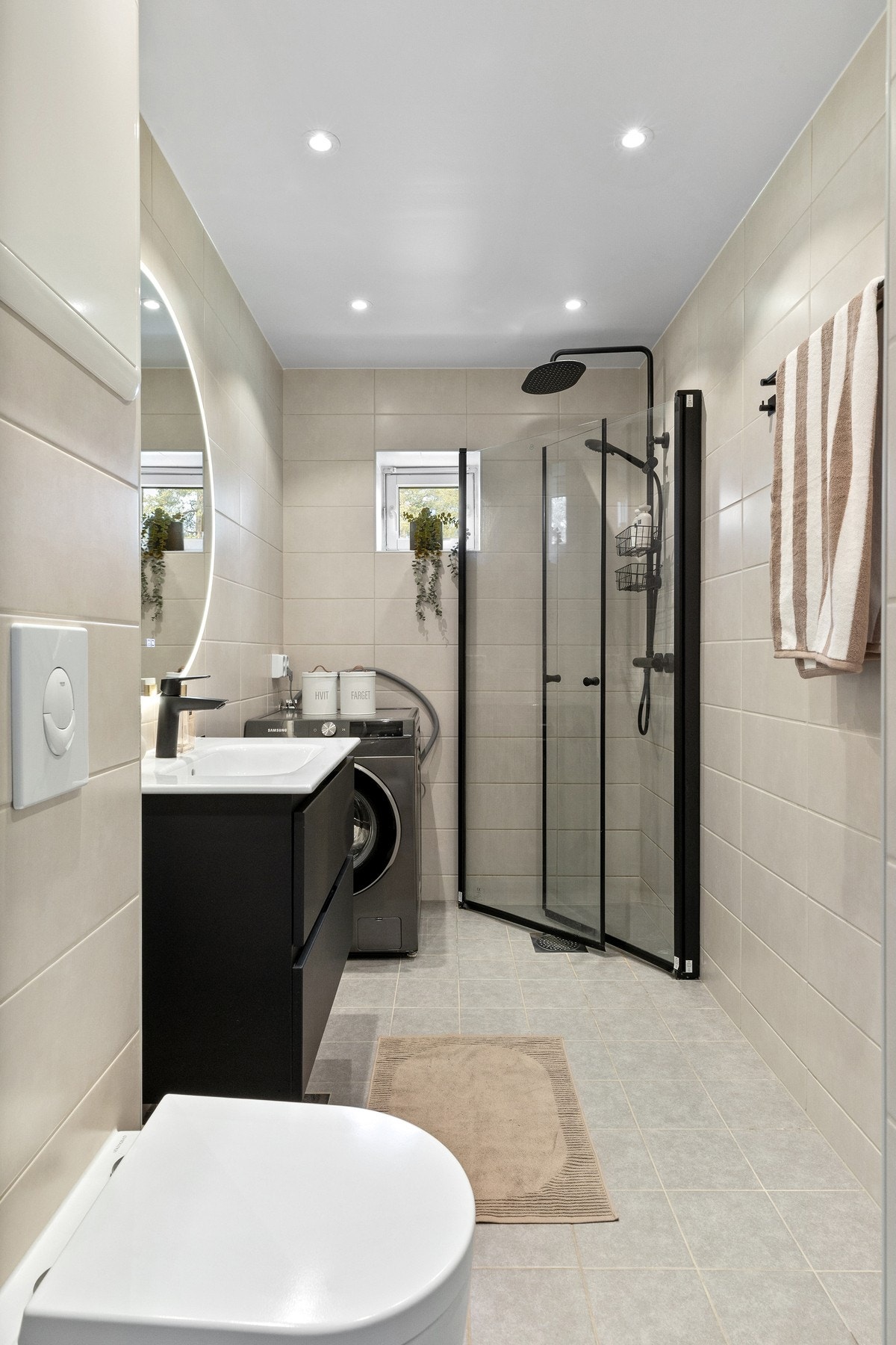 Badet ble renovert i regi av borettslaget i 2024 og er utstyrt med flislagte vegger- og gulv, varmekabler og innfelte downlights. Galleribilde