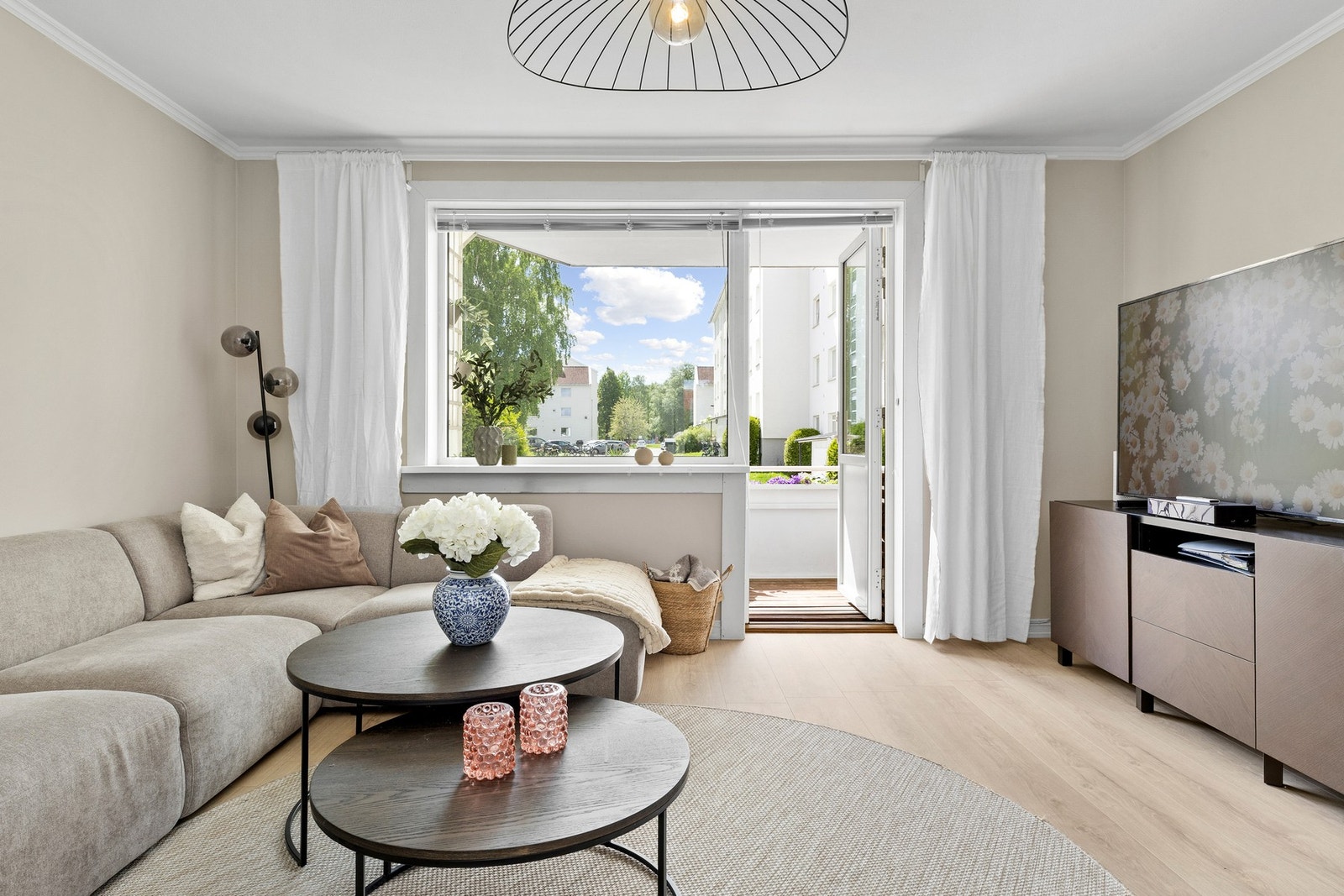 Stuen er lys og romslig med store vindusflater som slipper inn rikelig med naturlig dagslys. Galleribilde
