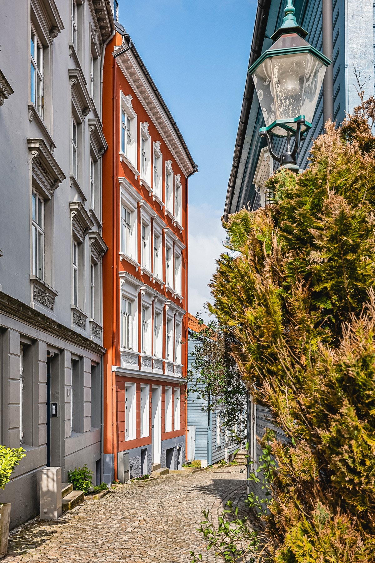 Nærområdet er er preget av brosteinsbelagte gater og koselige kaféer Galleribilde