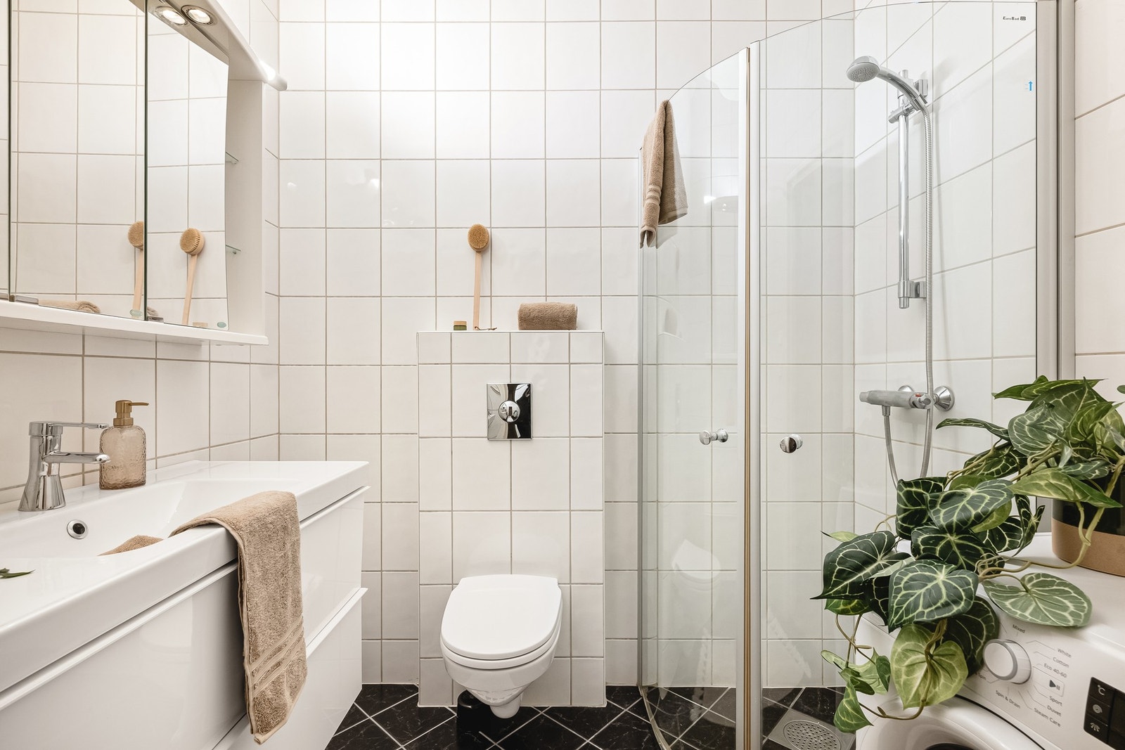 Badet er flislagt og det er varmekabler i gulvet Galleribilde