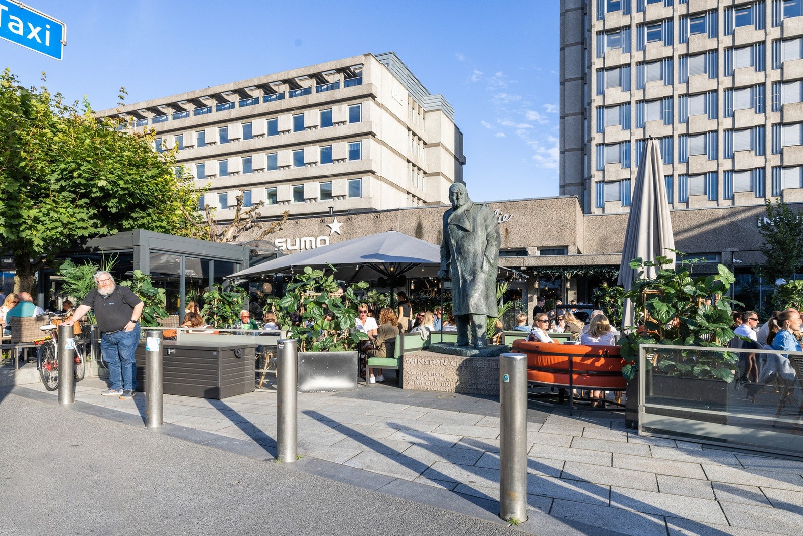 Fra boligen er det bare et par minutters gange til Solli plass med sitt populære utvalg av caféer, restauranter, vinbarer og servicetilbud. Galleribilde
