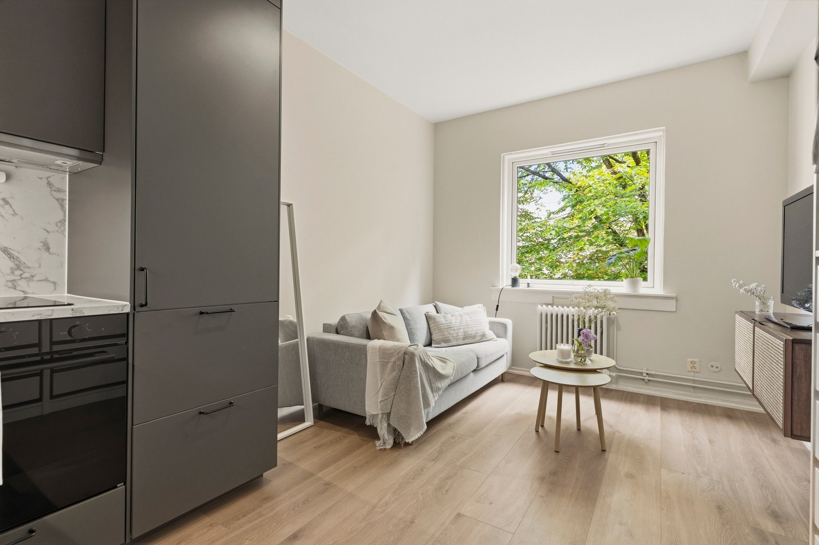 Boligen har sentralanlegg for varmt vann og radiatoroppvarming, hvor fyring er inkludert i felleskostnadene. Galleribilde
