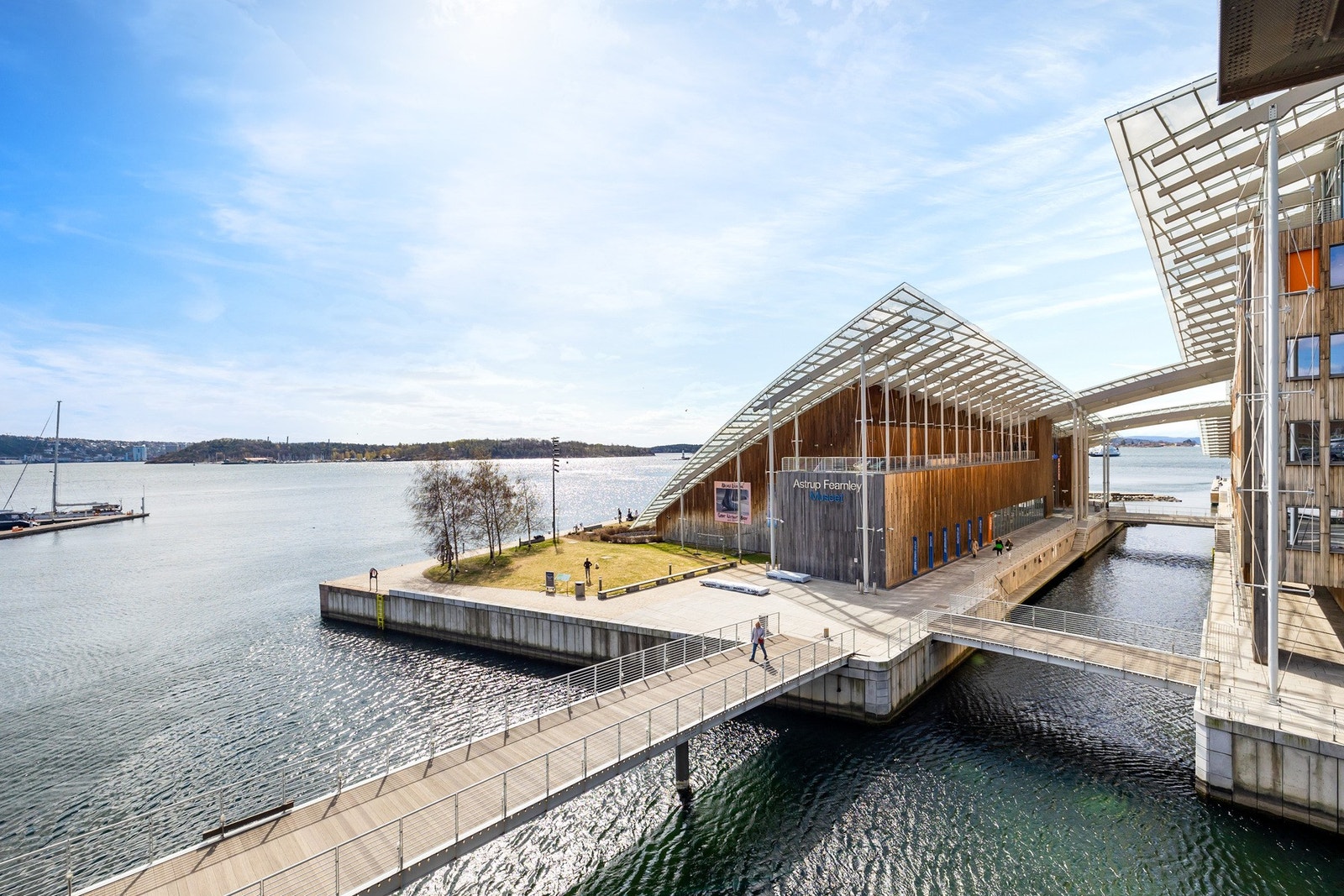 Videre ligger Tjuvholmen kun en kort spasertur unna, med flotte badeplasser, promenade langs vannet og kulturtilbud som Astrup Fearnley Museet. Galleribilde