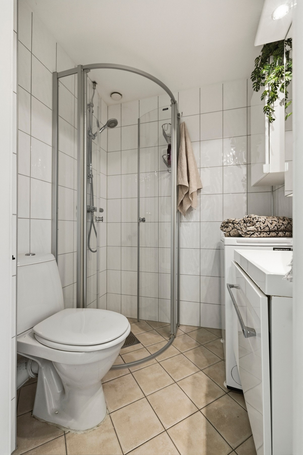 Badet har elektriske varmekabler i gulv og mekanisk avtrekk for et behagelig inneklima. Galleribilde