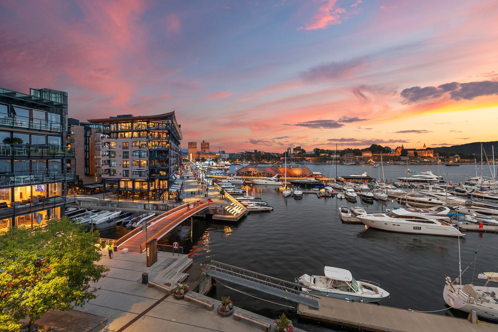 På rundt fem minutter går man til Aker Brygge, hvor man finner et stort utvalg butikker, spisesteder og hyggelige uteserveringer langs sjøen. Galleribilde