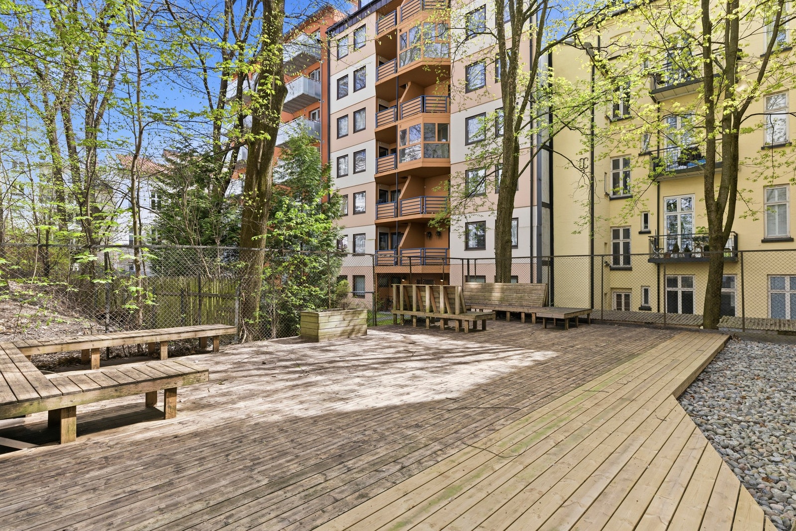 Aksjelaget har en pent opparbeidet bakgård med frodig beplantning og flere hyggelige sittegrupper som skaper et trivelig uteområde Galleribilde