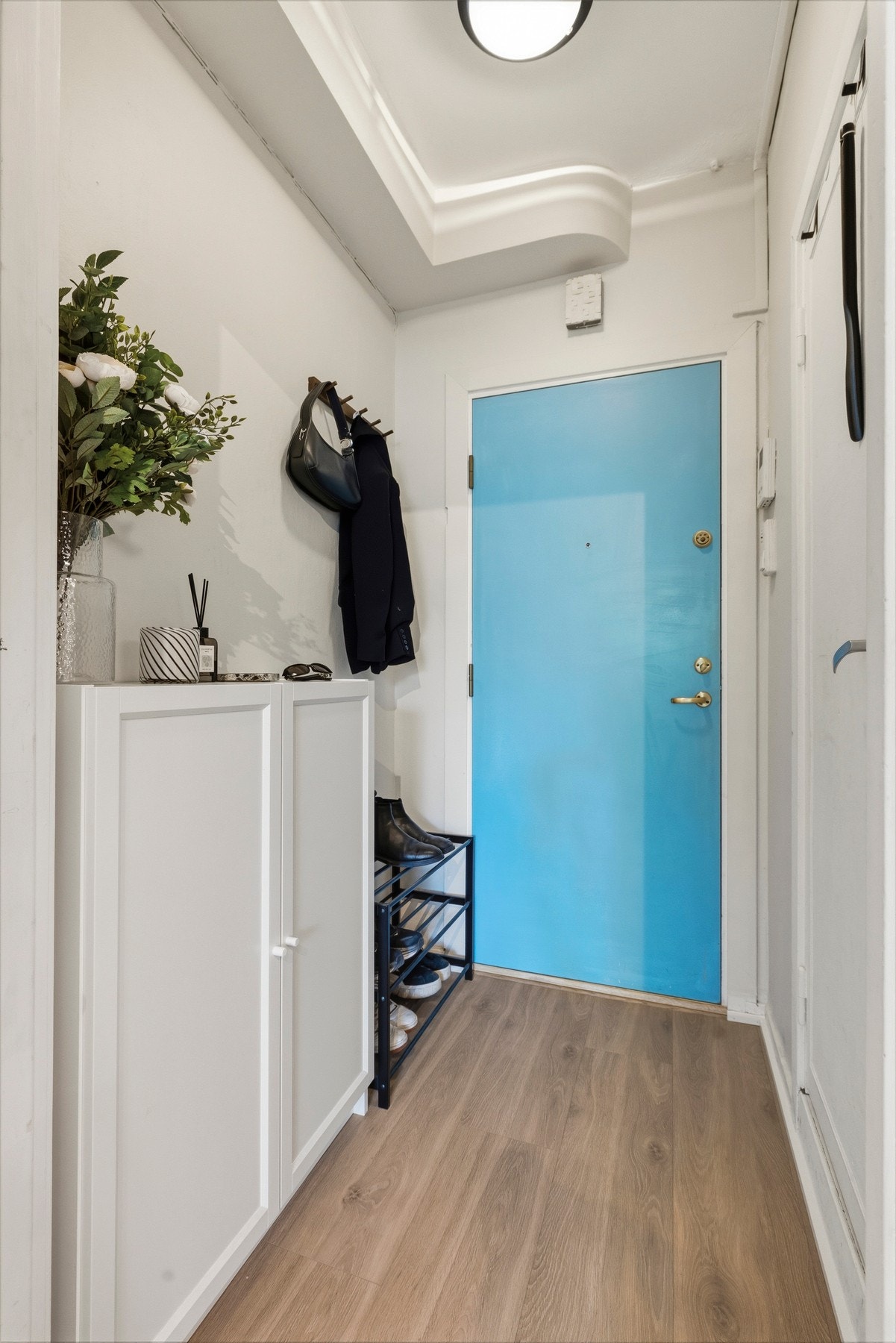 Velkommen inn i en lys entré med god plass til både skoskap, kommode og knaggrekke. Galleribilde