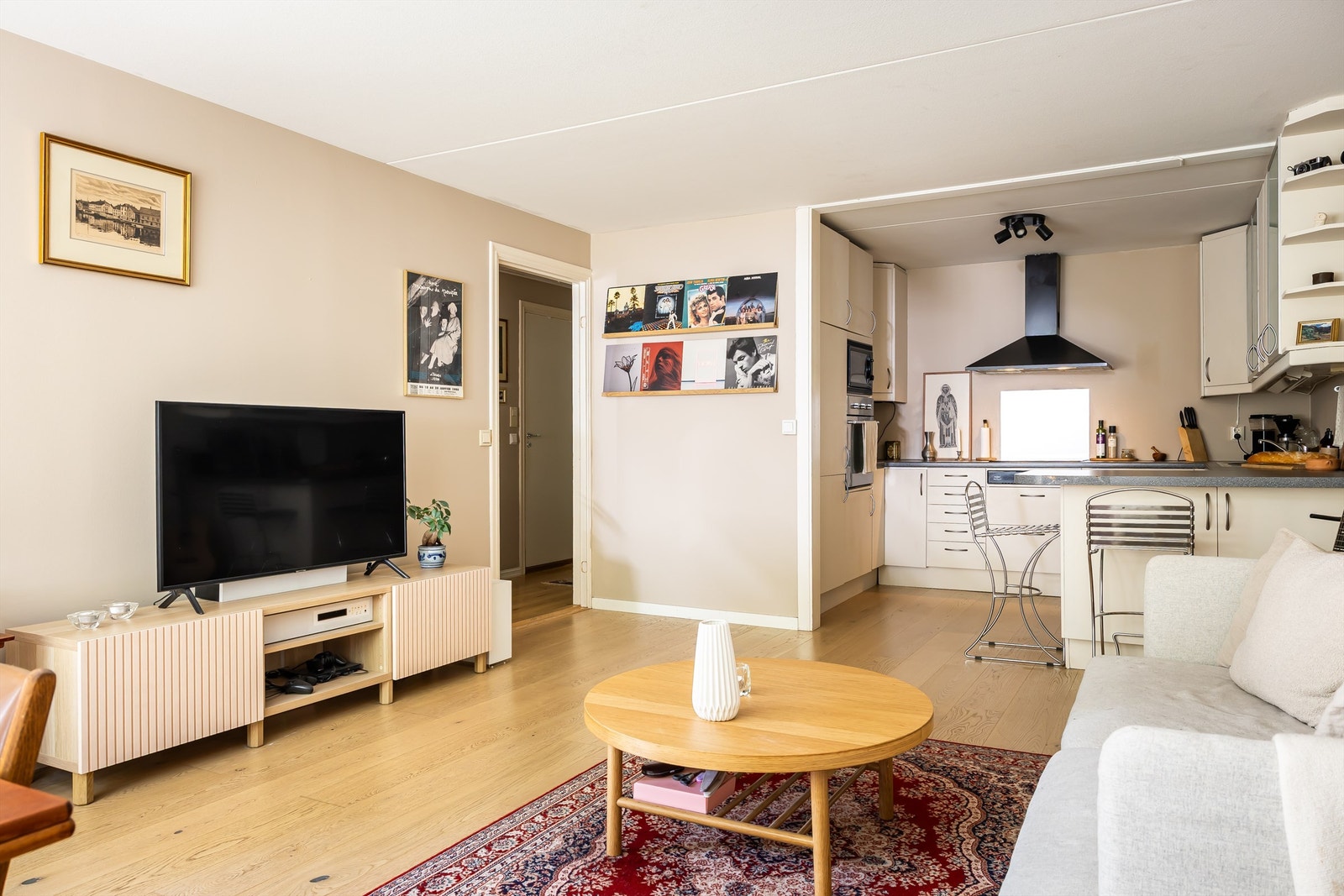 Planløsningen gjør innredningen enkel og stuen har god plass til sofagruppe og TV-seksjon. Galleribilde