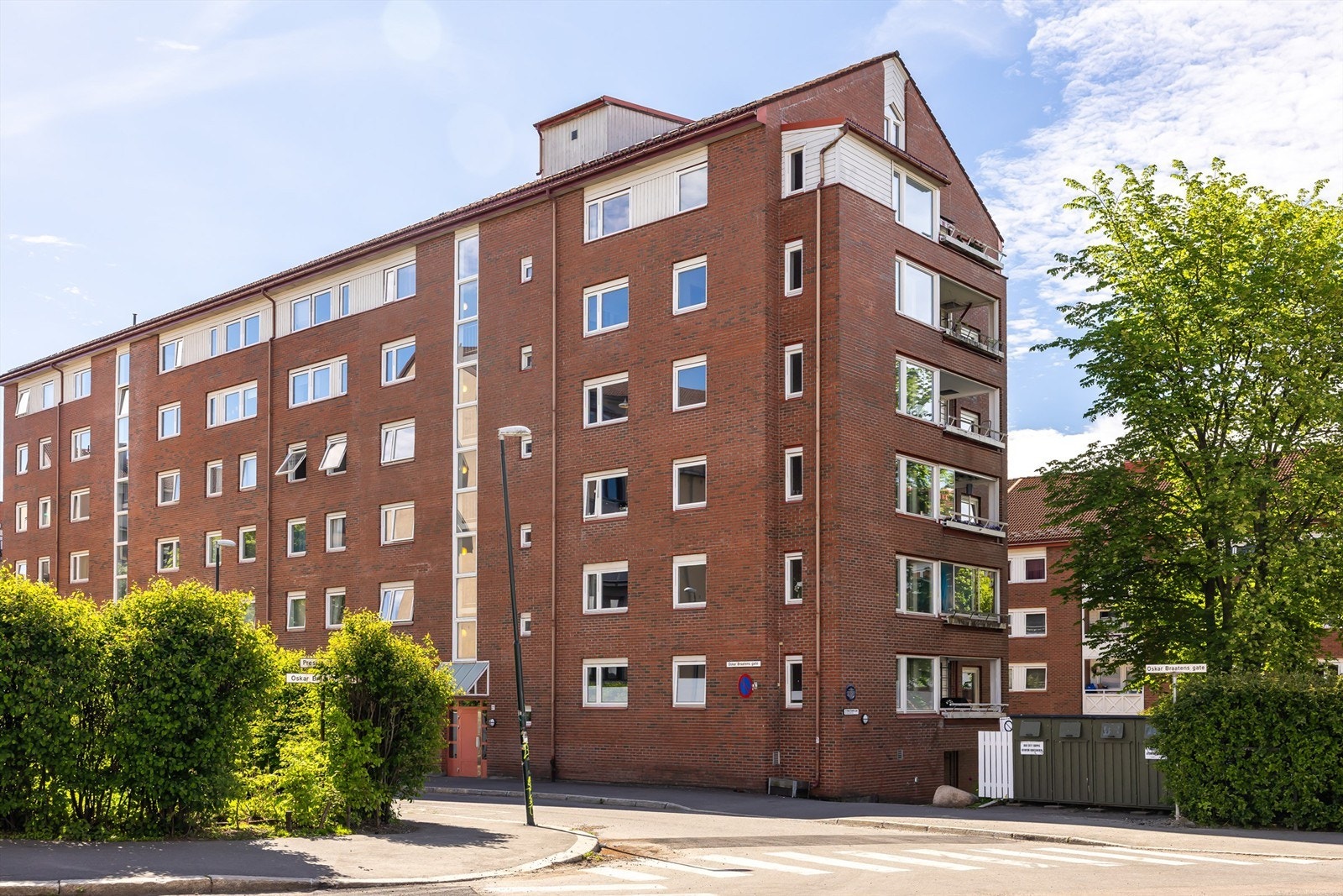 Boligblokken er fra 1984 og leiligheten ligger i byggets første etasje. Galleribilde