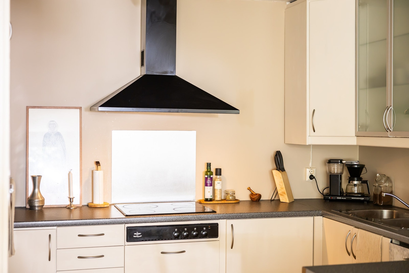 Innredningen fra Ikea har glatte fronter og laminat benkeplate. Galleribilde