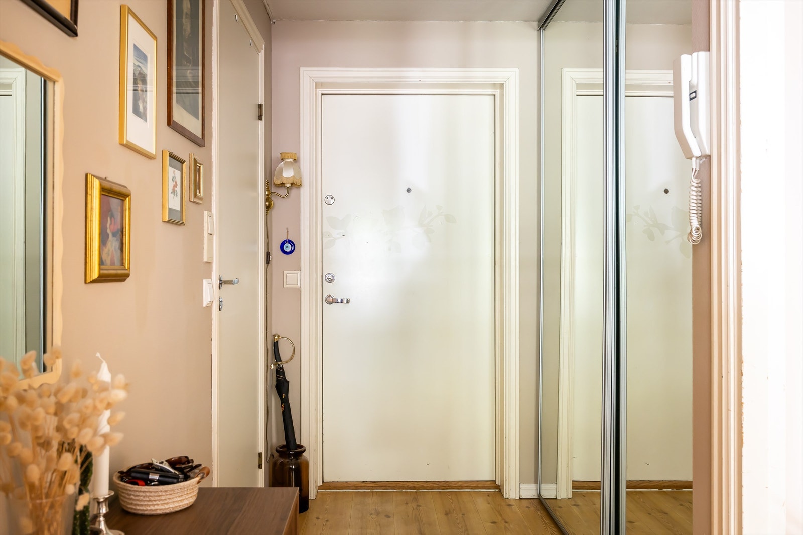 Velkommen inn i en lys og innbydende entré med god plass til oppbevaring av yttertøy og sko i en romslig skyvedørsgarderobe. Galleribilde